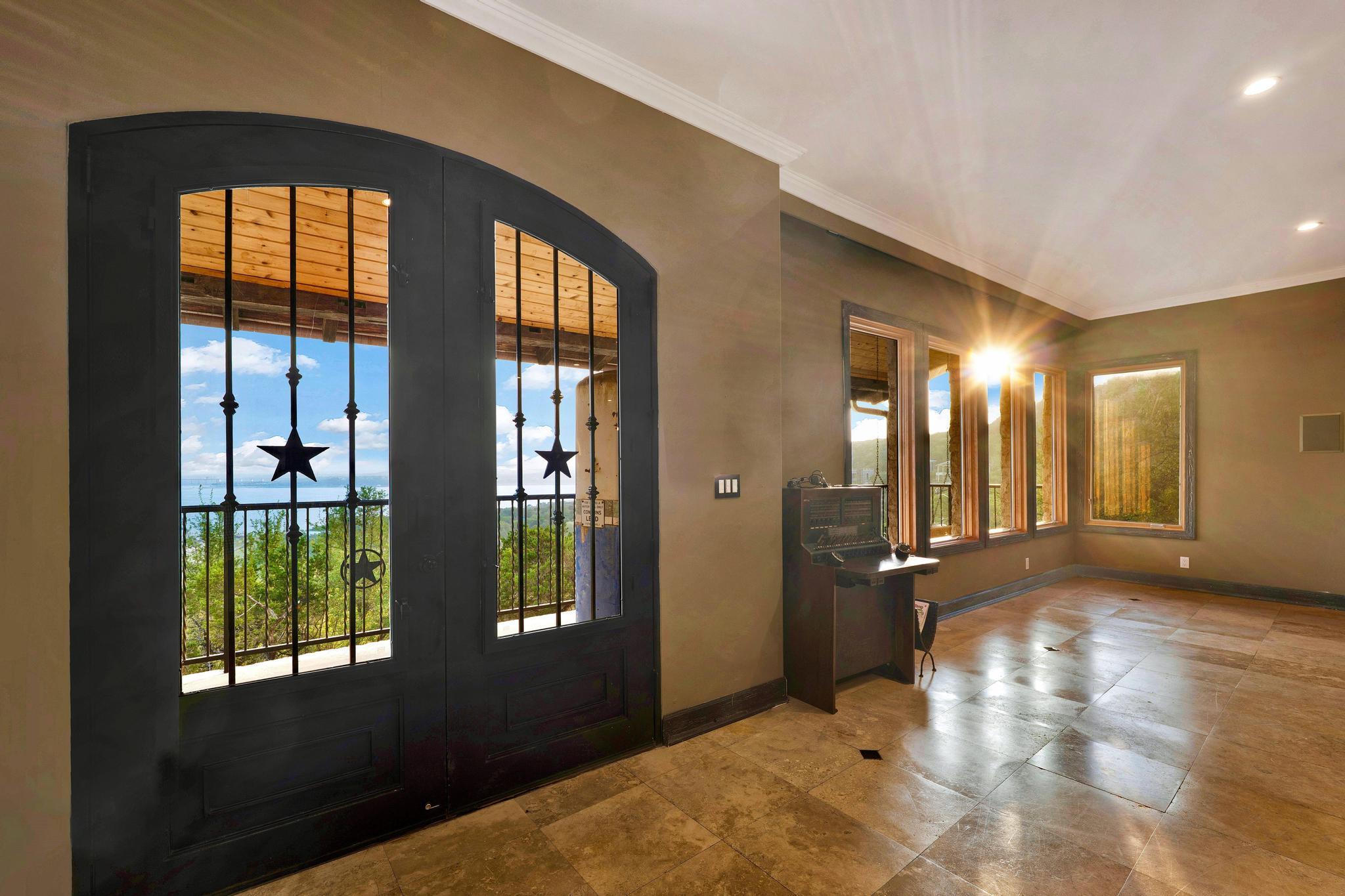 13906 Skyline DR