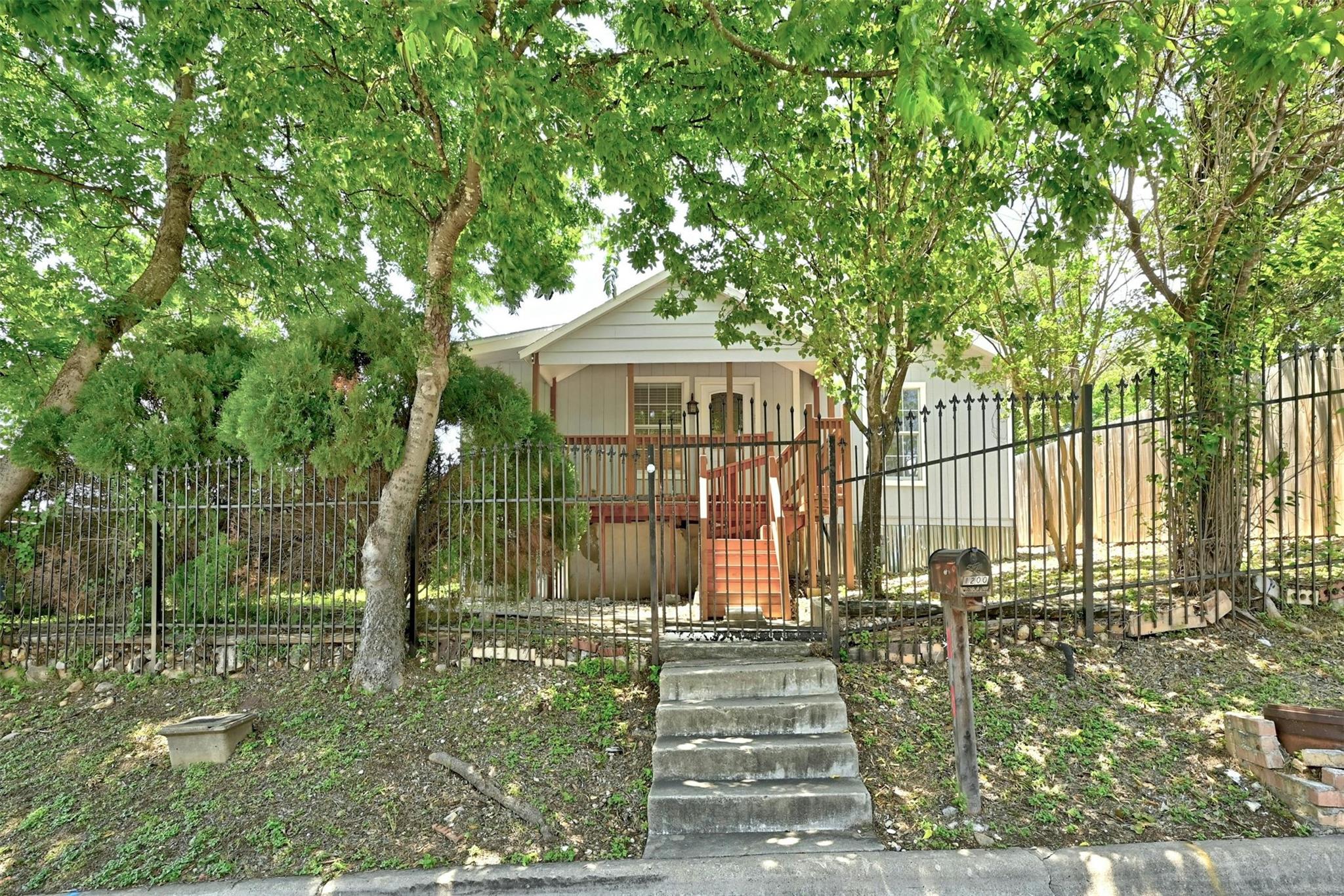 1200 Walnut Ave