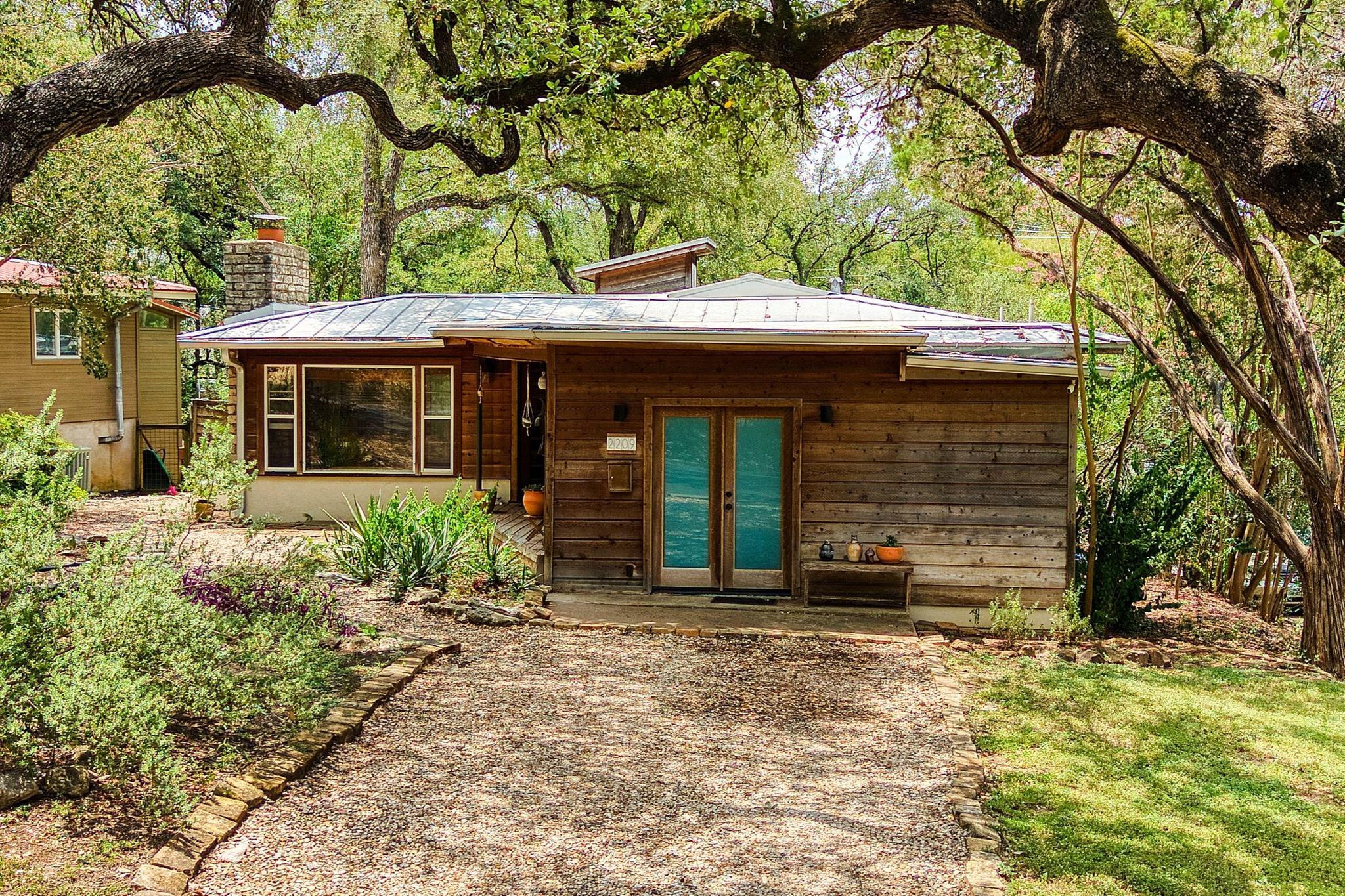 2209 La Casa DR