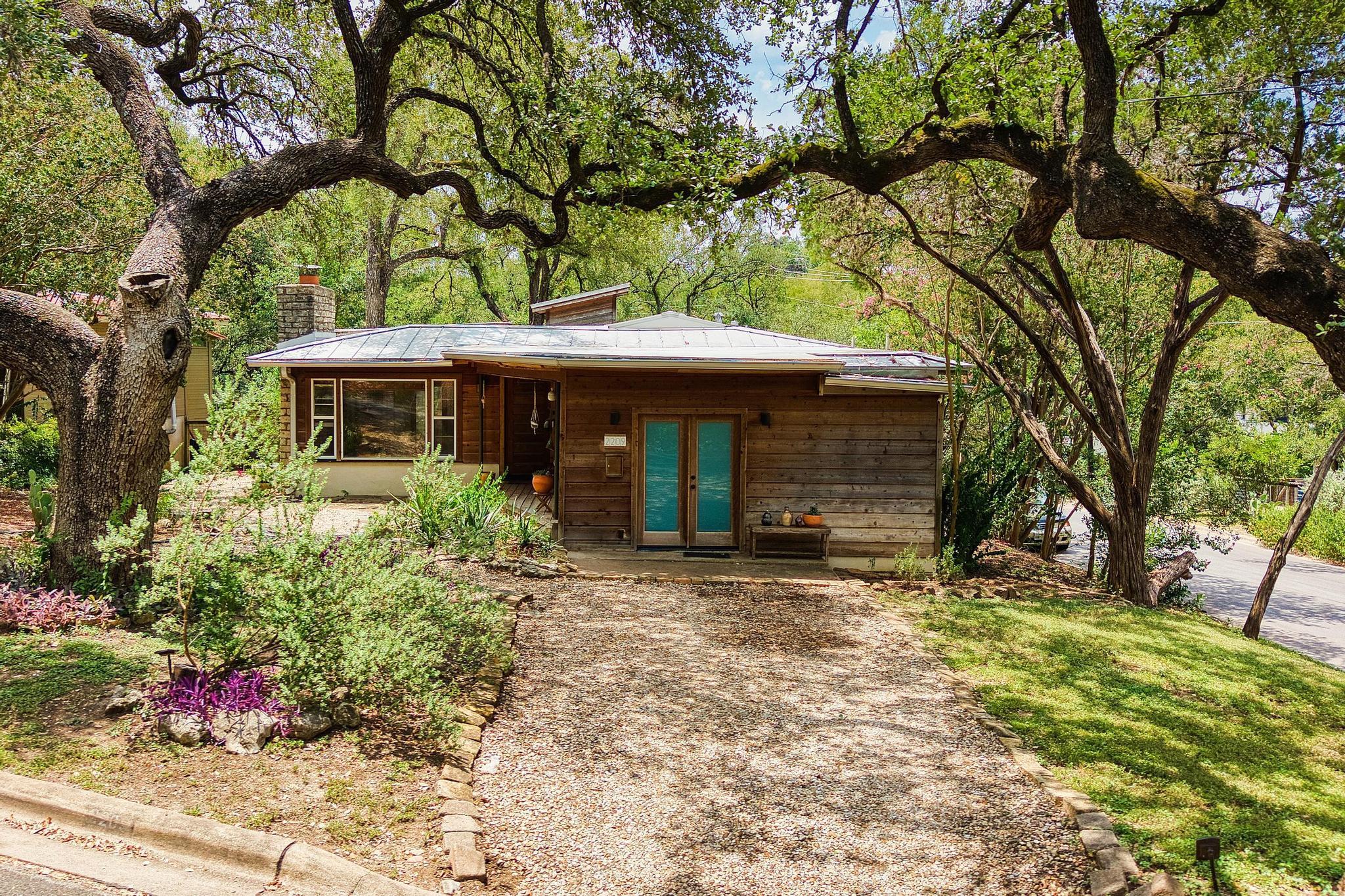 2209 La Casa DR