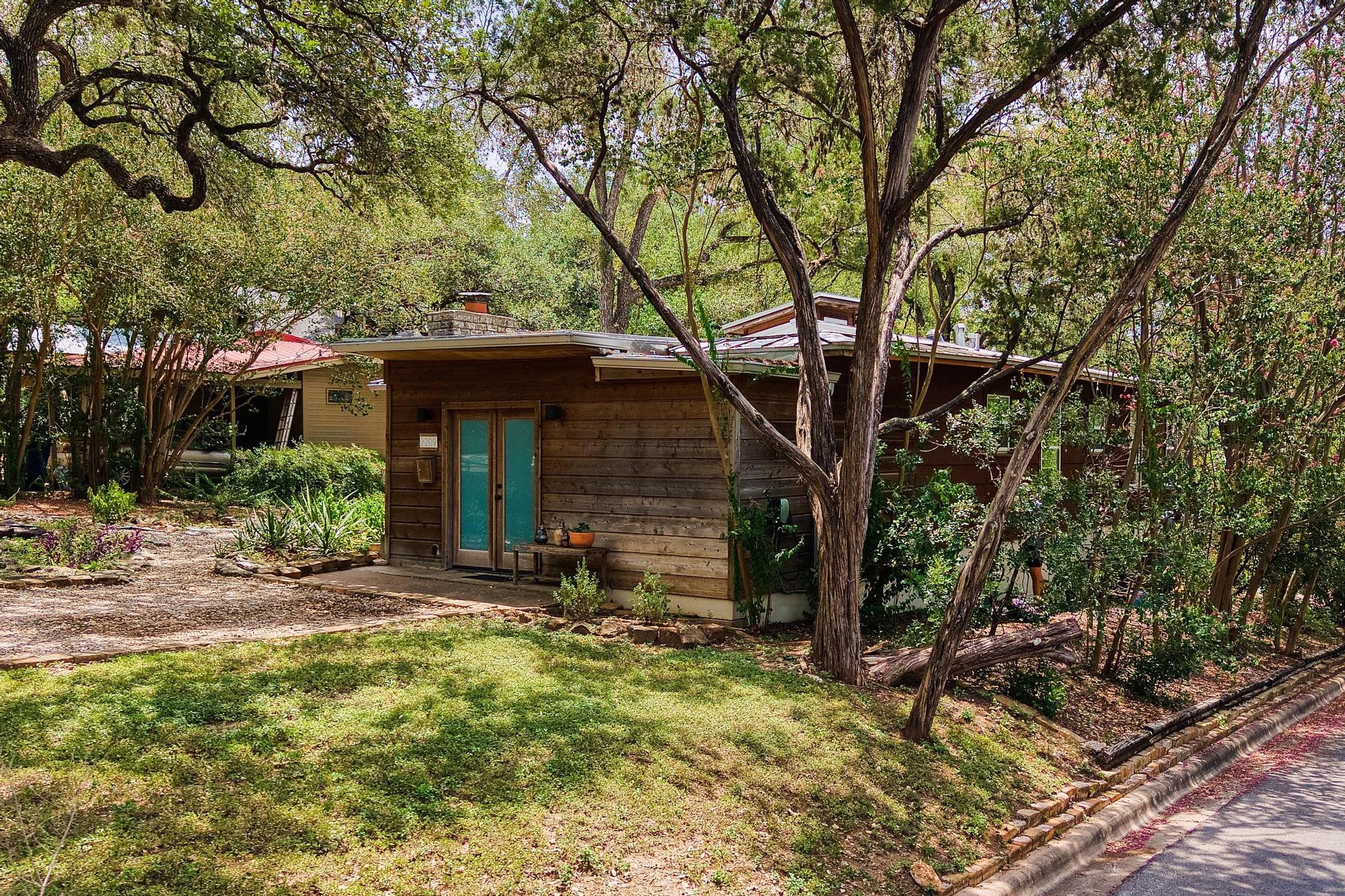2209 La Casa DR