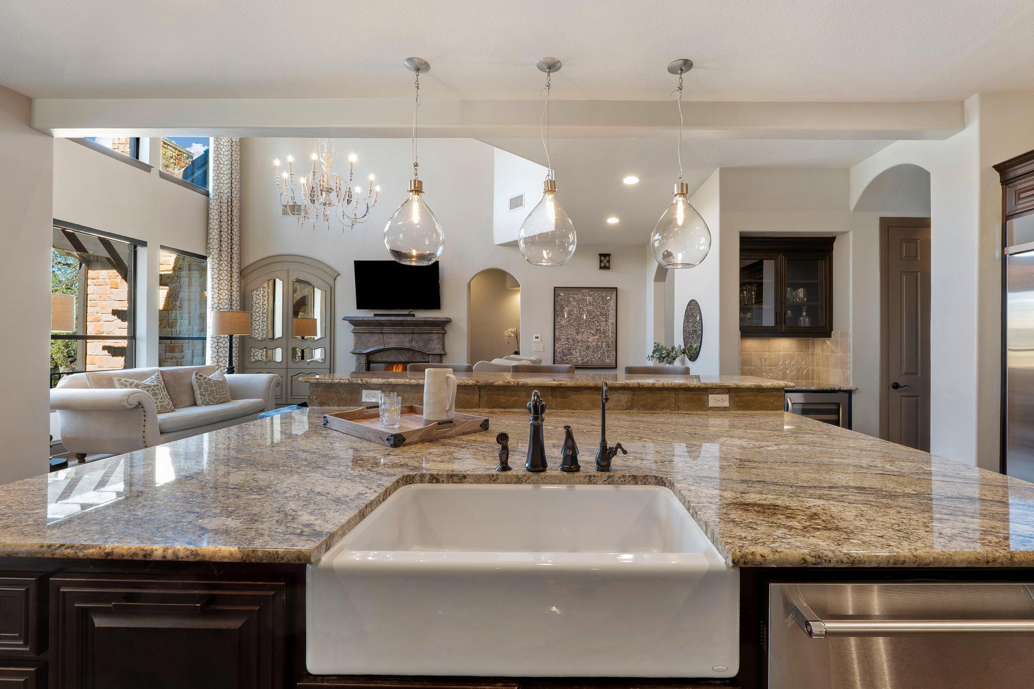 2104 University Club DR