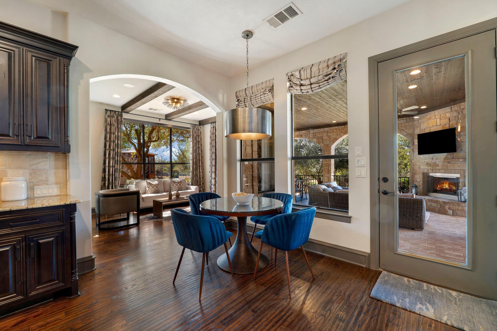 2104 University Club DR