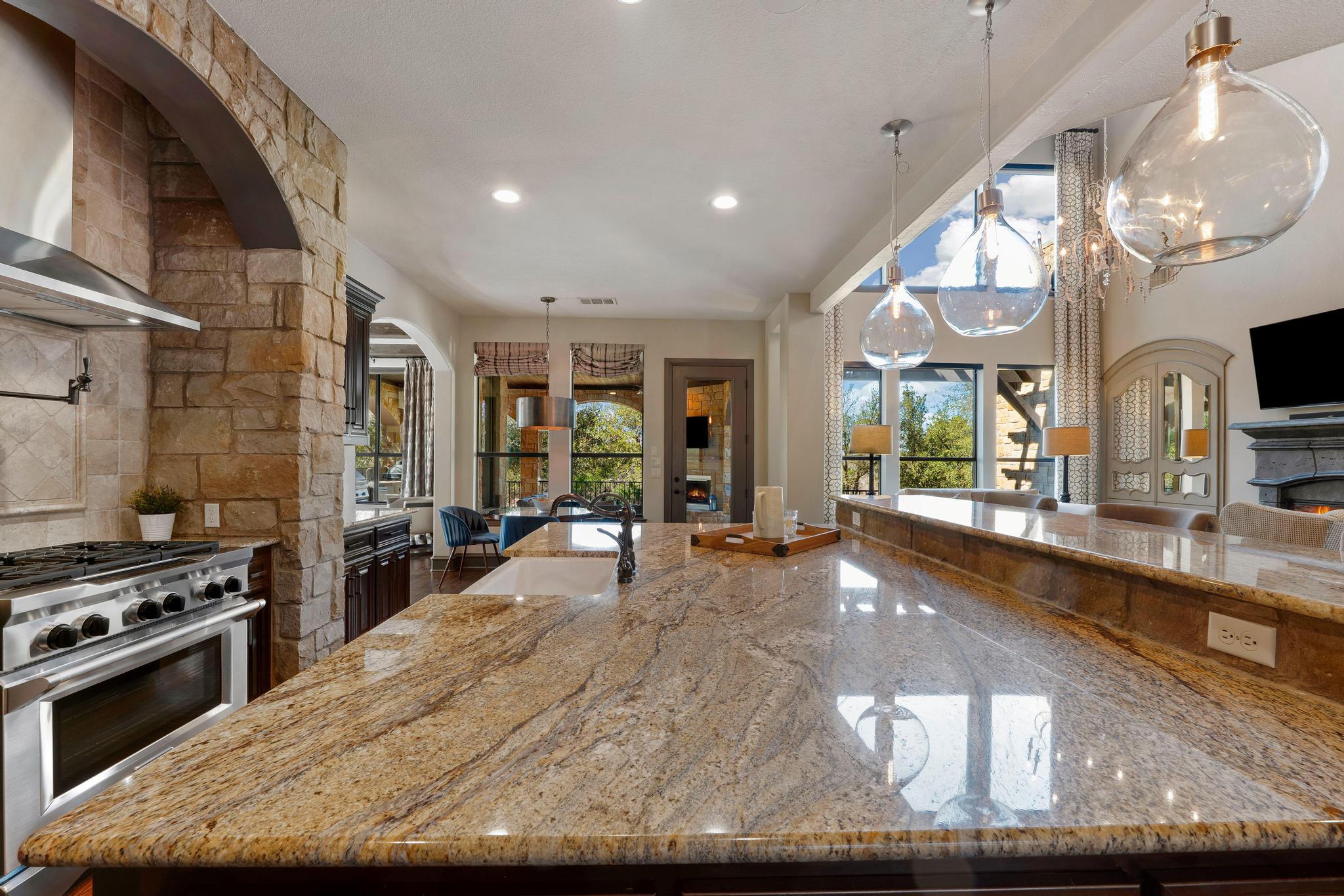 2104 University Club DR