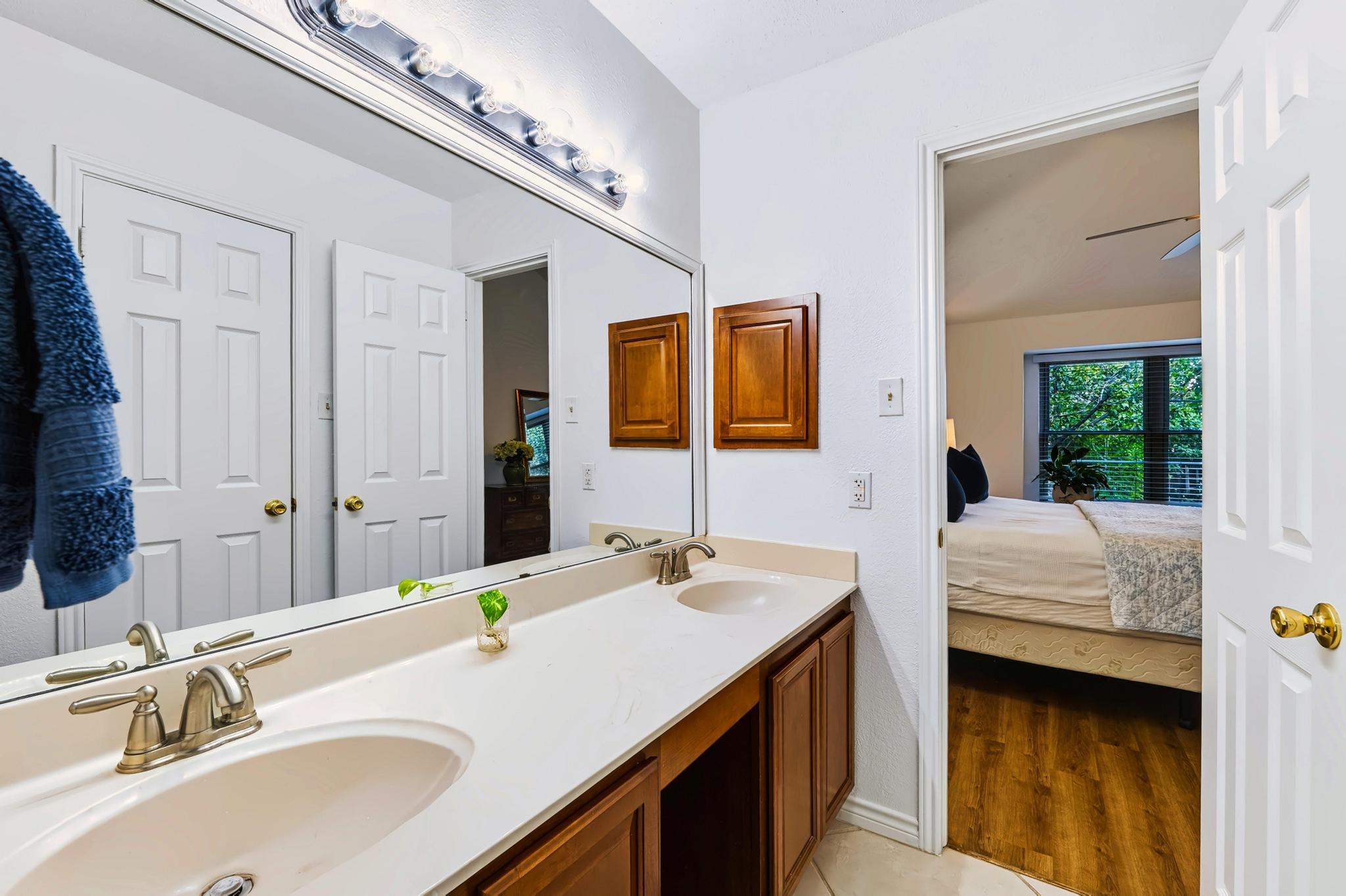 608 Saunders DR