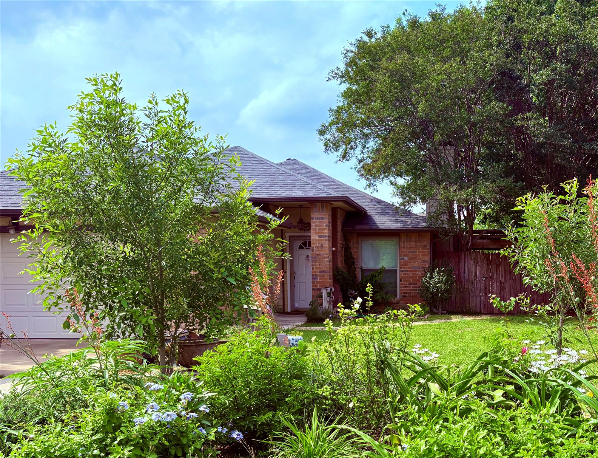 608 Saunders DR