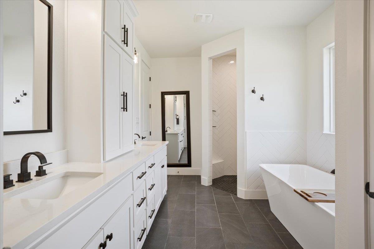 1250 E Creekview DR