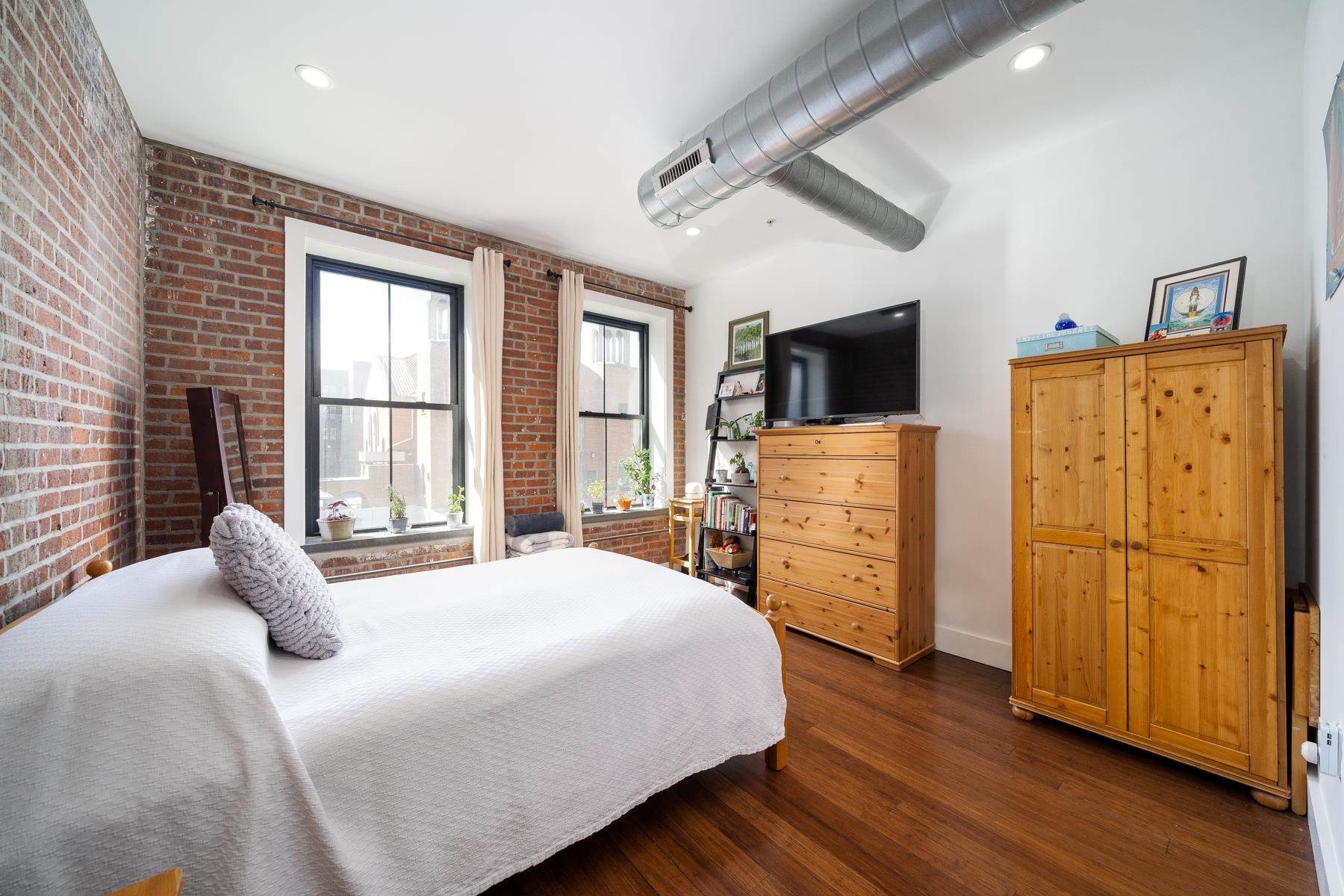 650 MONTGOMERY ST Unit: 202