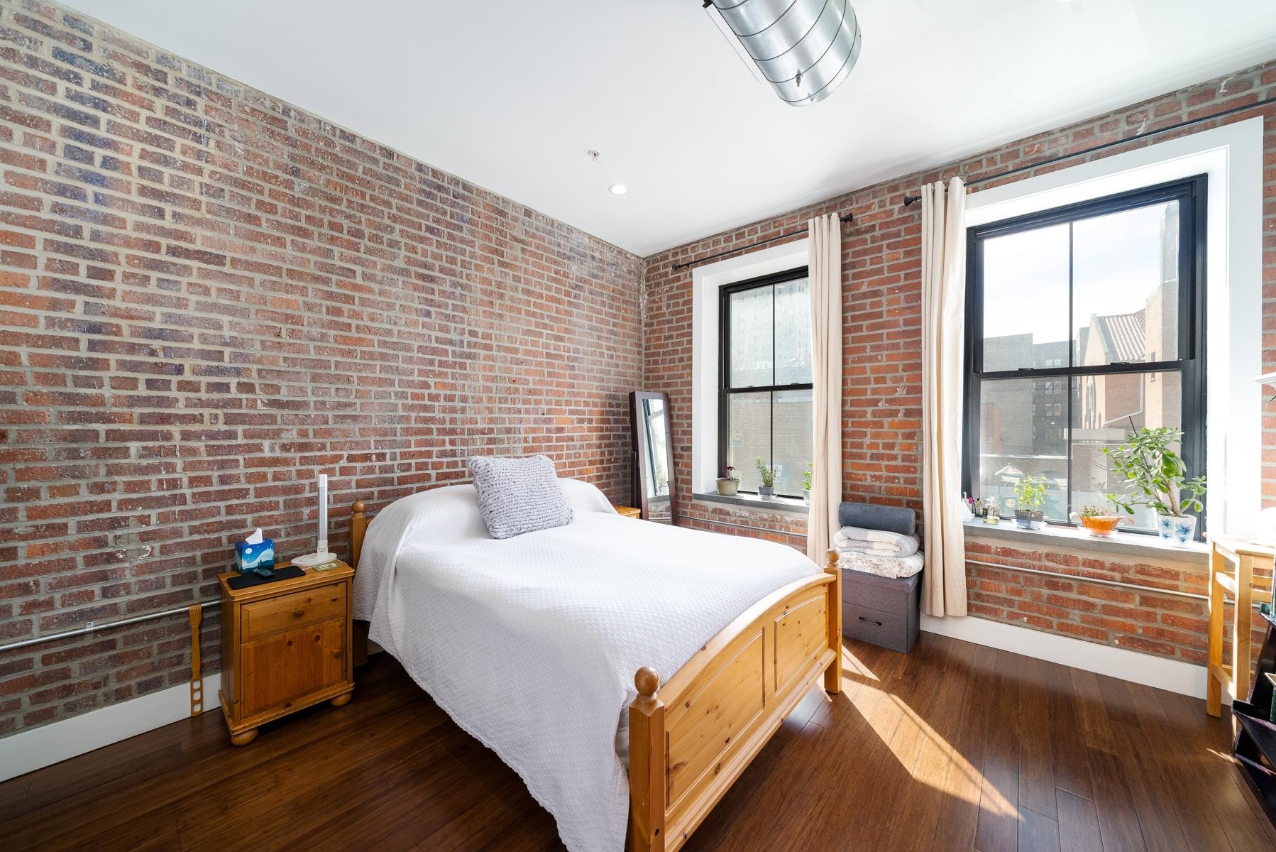 650 MONTGOMERY ST Unit: 202