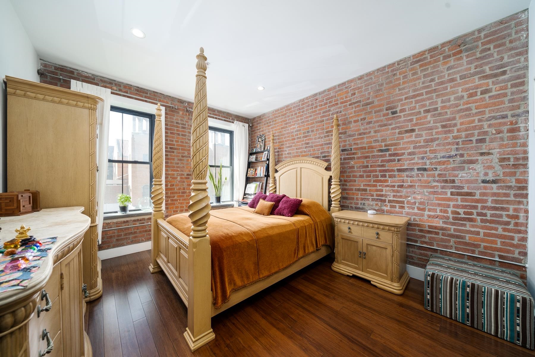 650 MONTGOMERY ST Unit: 202