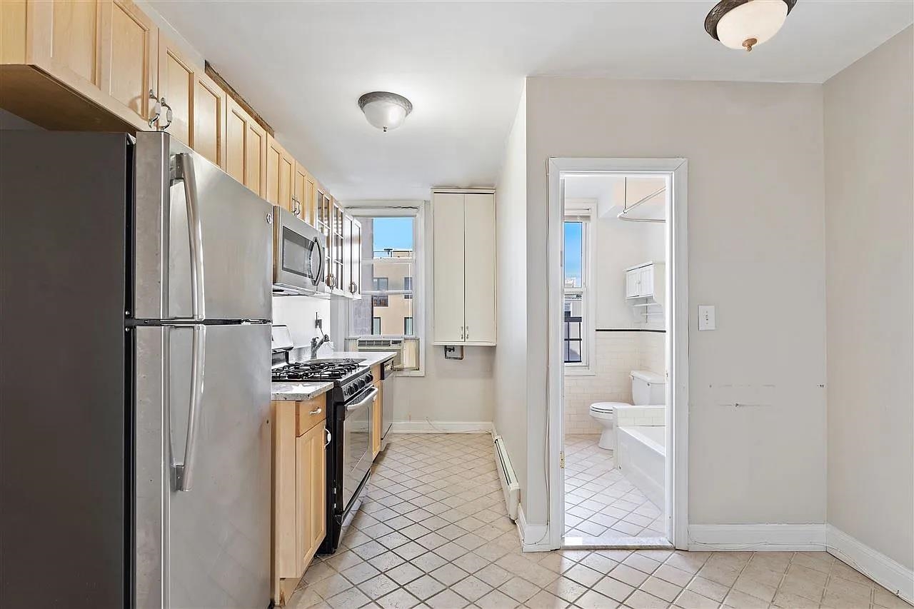 410 ADAMS ST Unit: 4L