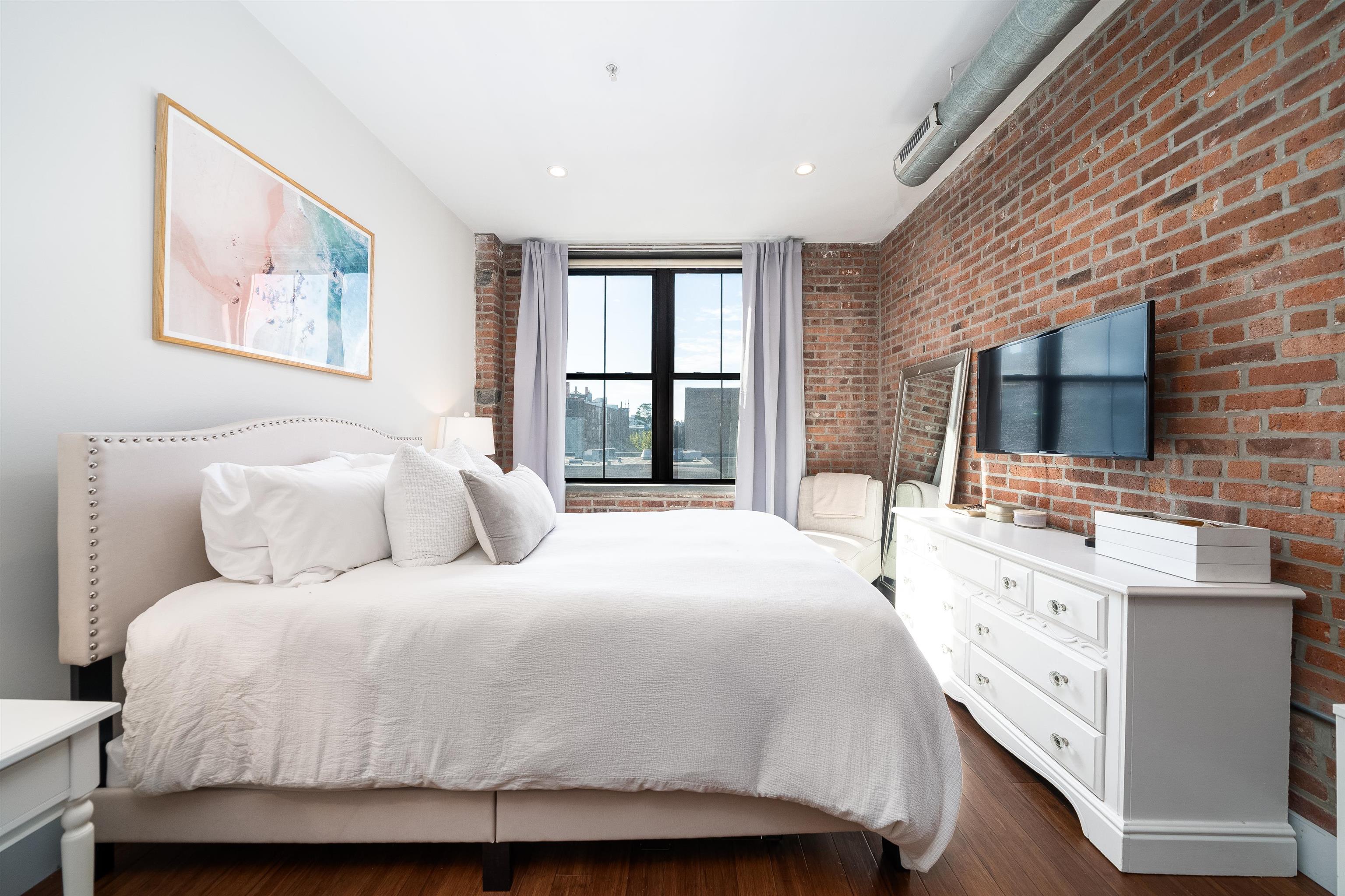 650 MONTGOMERY ST Unit: 304