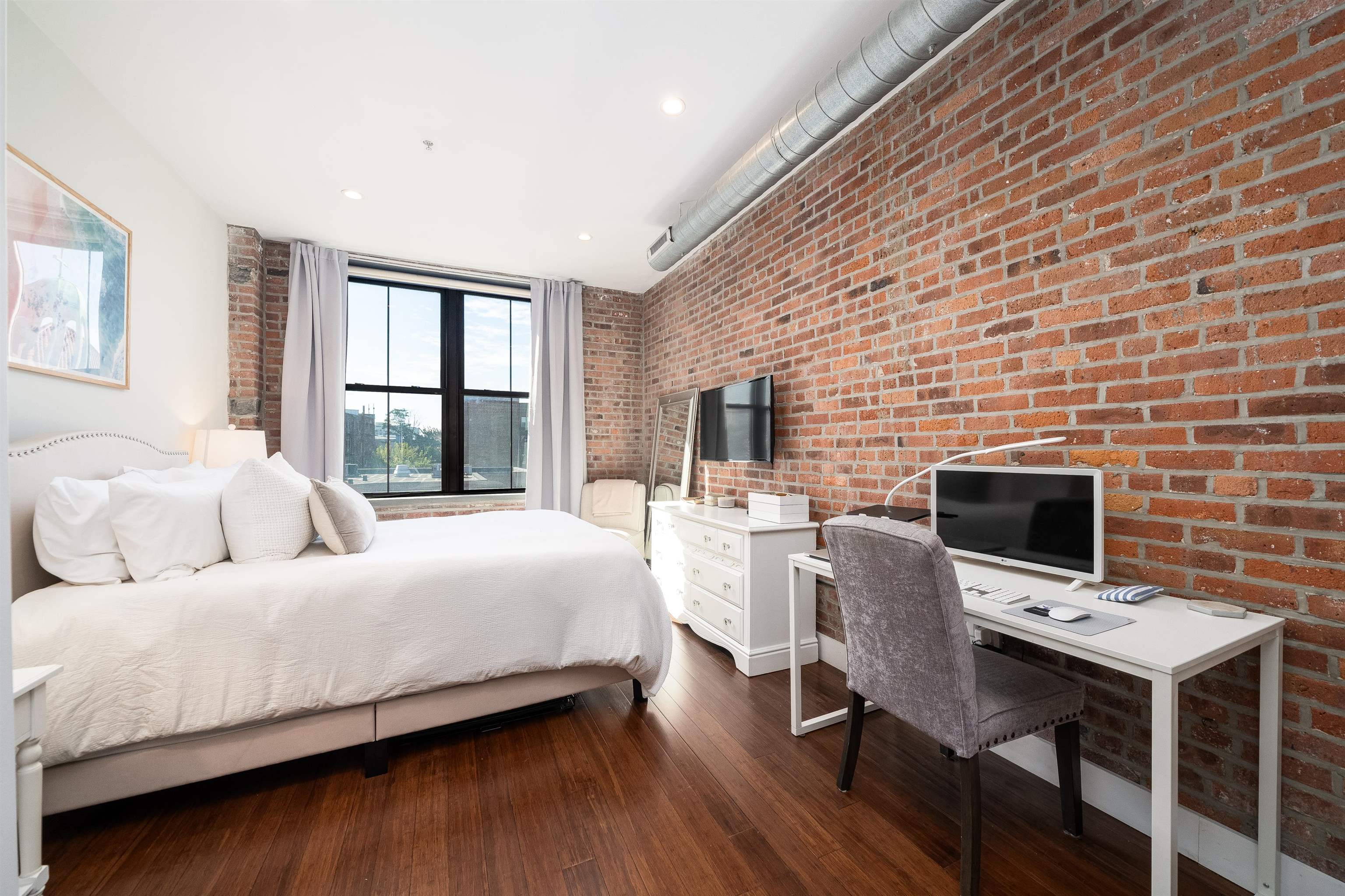 650 MONTGOMERY ST Unit: 304