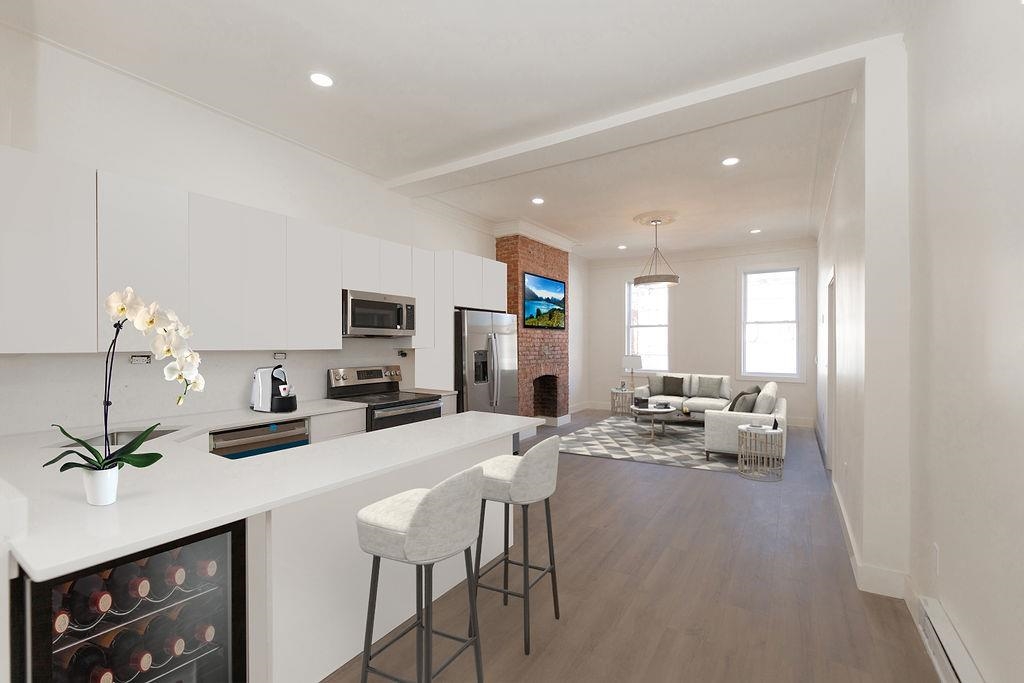 370 CENTRAL AVE Unit: 2R