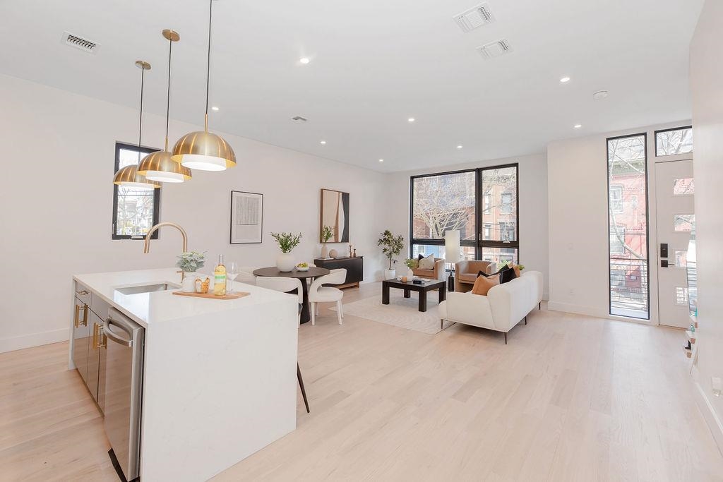 103 JEWETT AVE Unit: 2