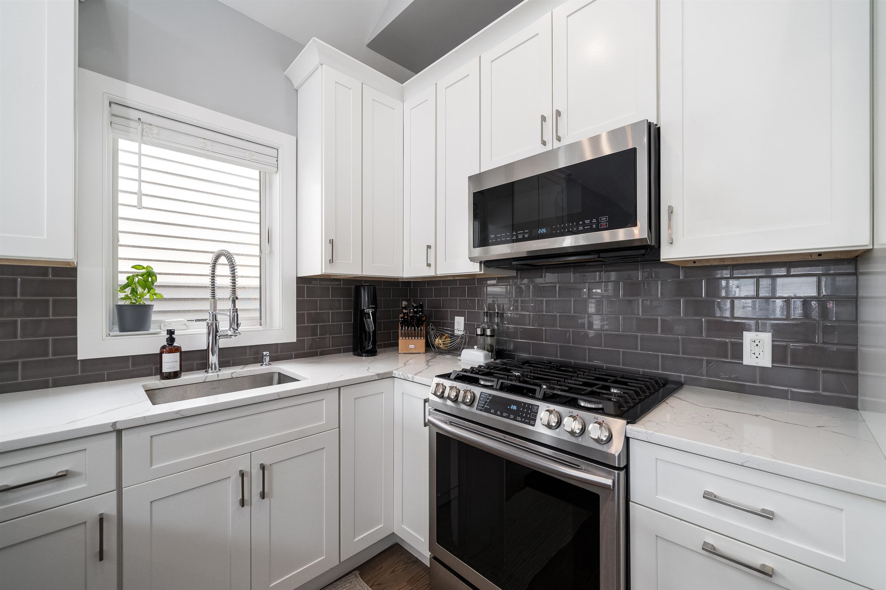 112 WEBSTER AVE Unit: 2