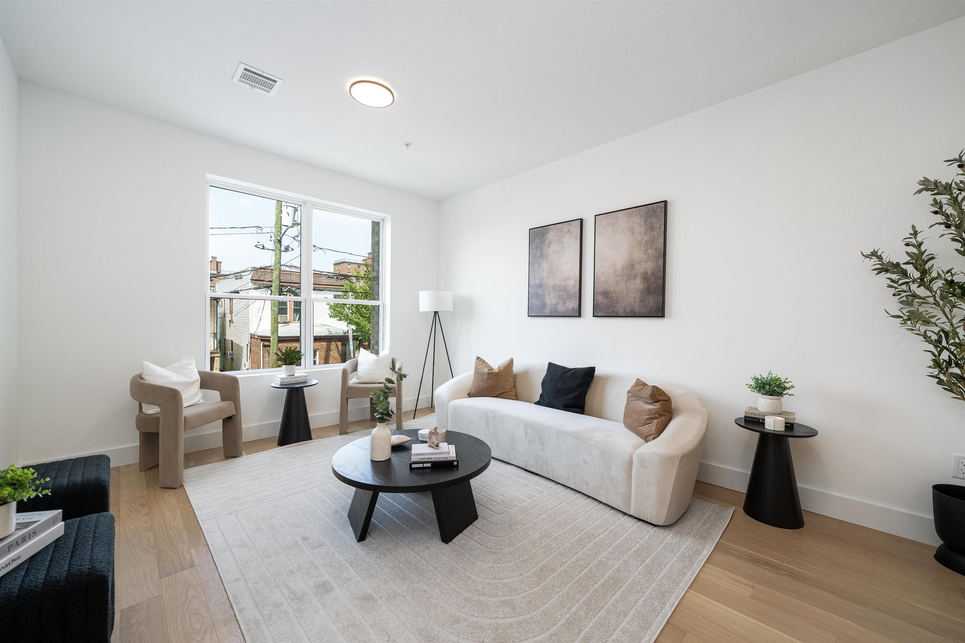 649 38TH ST Unit: 210