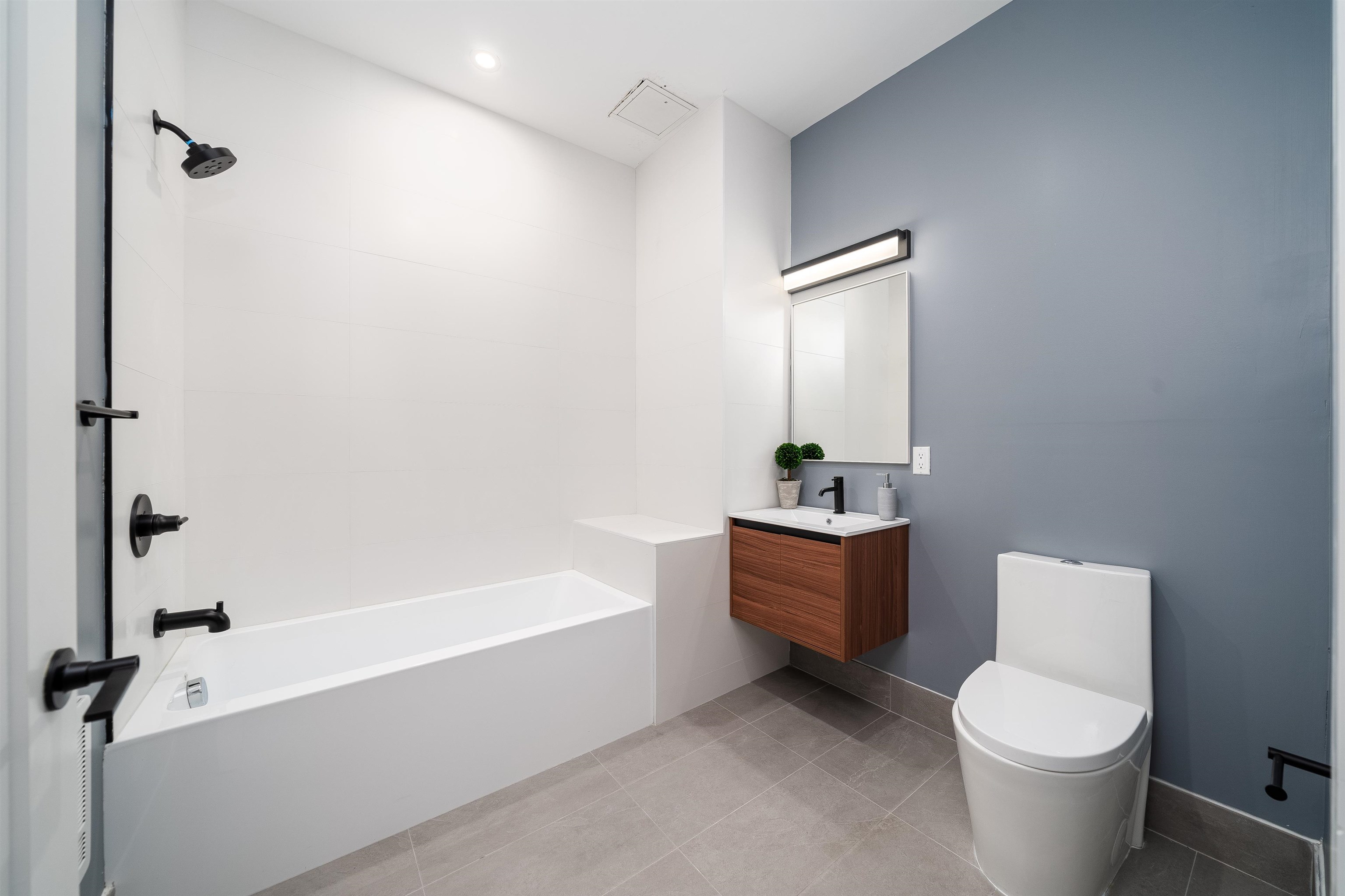 545 MARTIN LUTHER KING JR DR Unit: 208