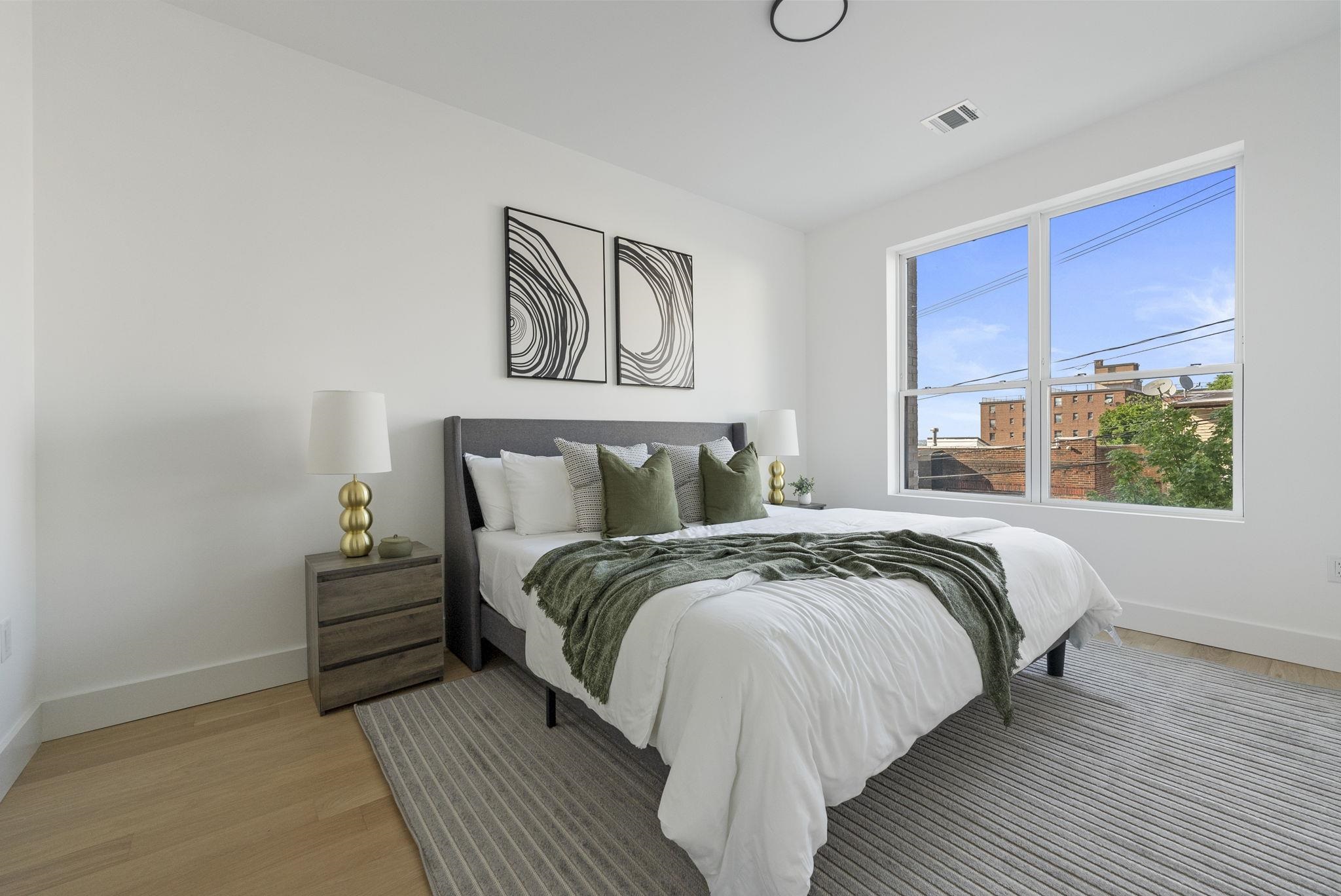 649 38TH ST Unit: 206