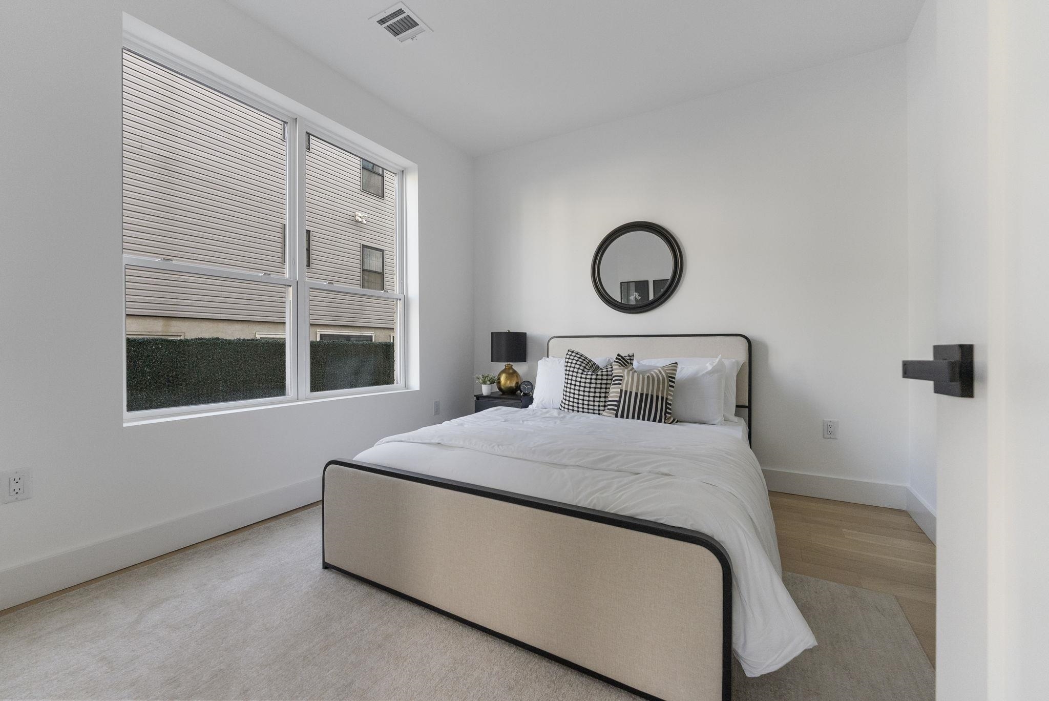 649 38TH ST Unit: 206