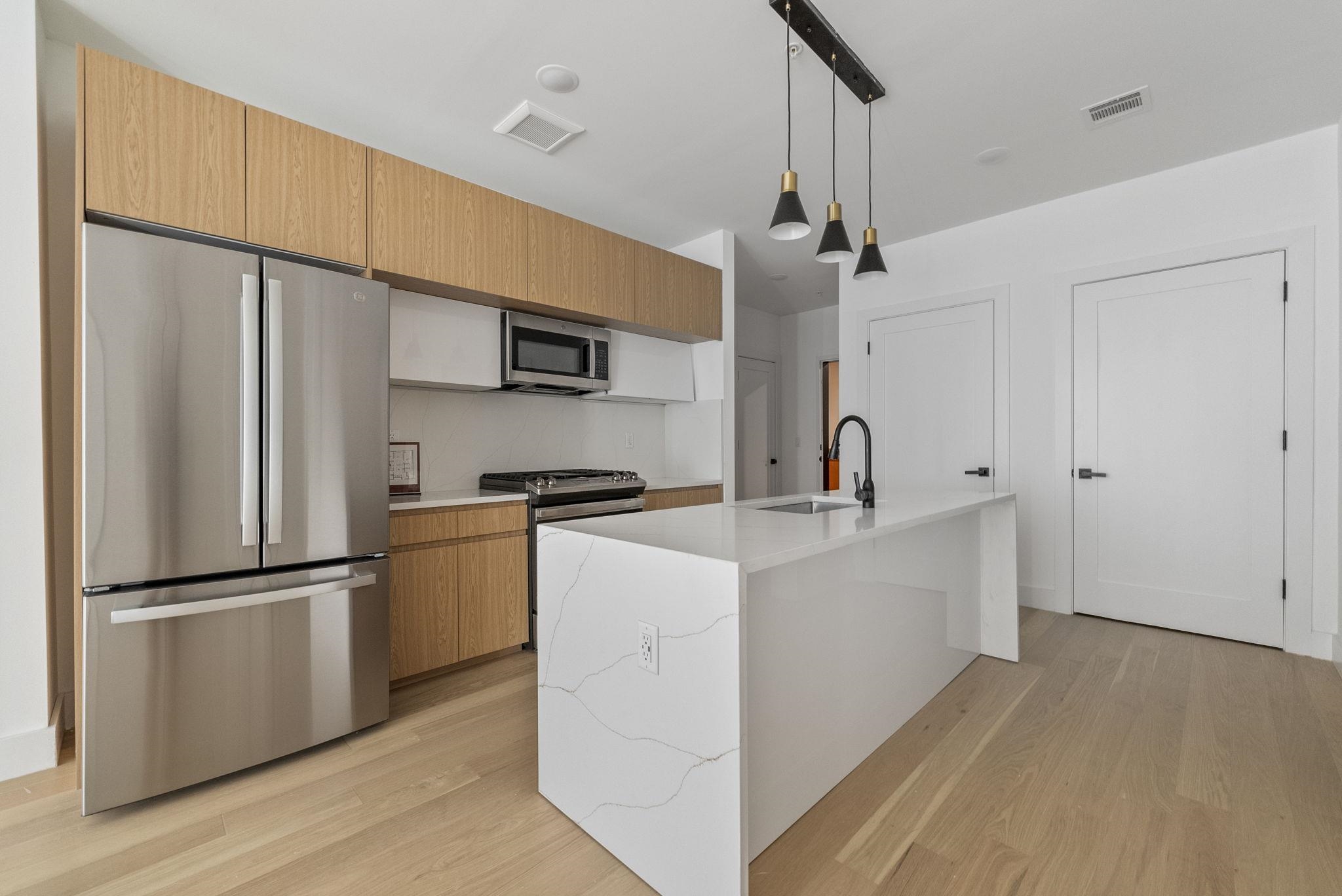 649 38TH ST Unit: 206