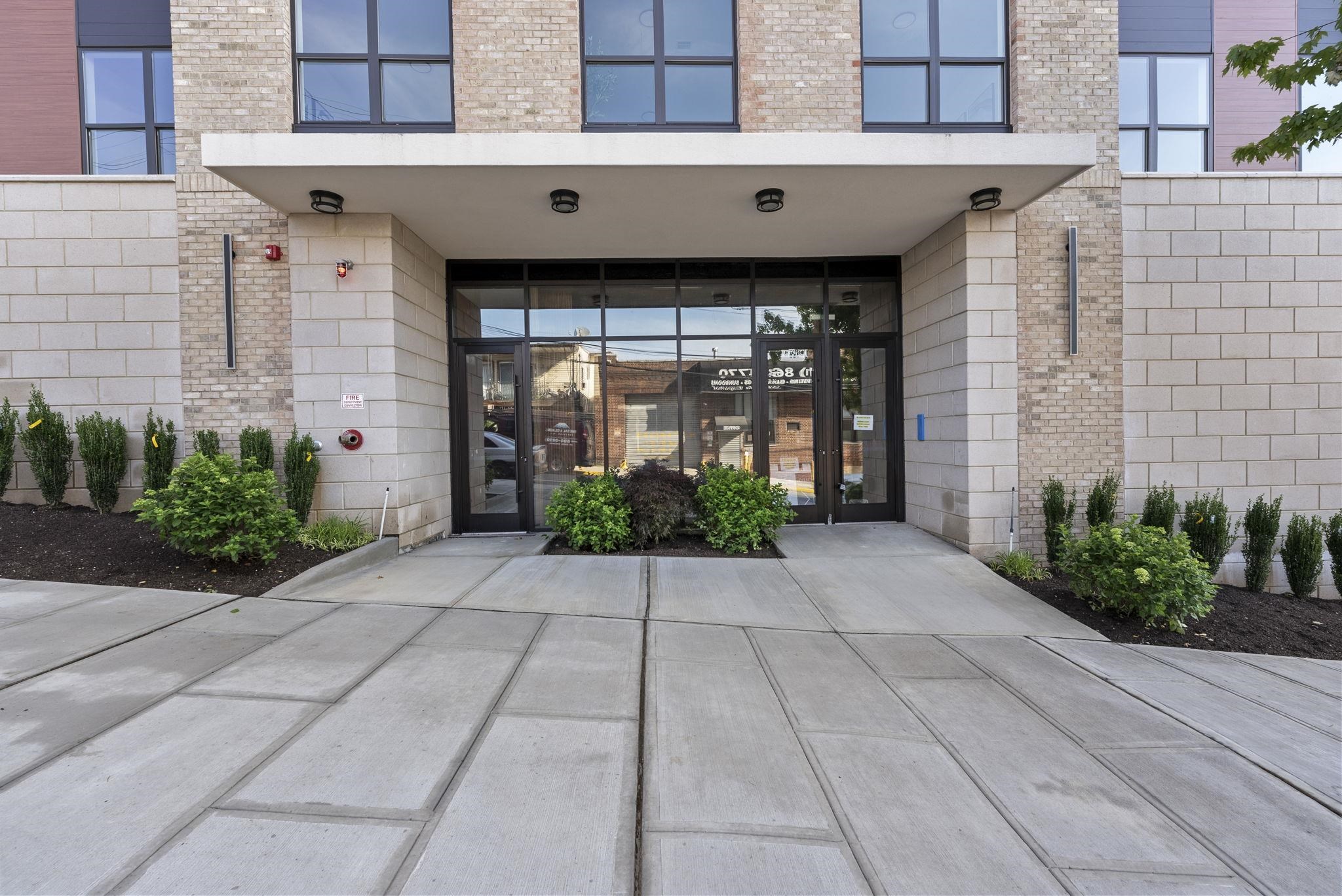 649 38TH ST Unit: 206