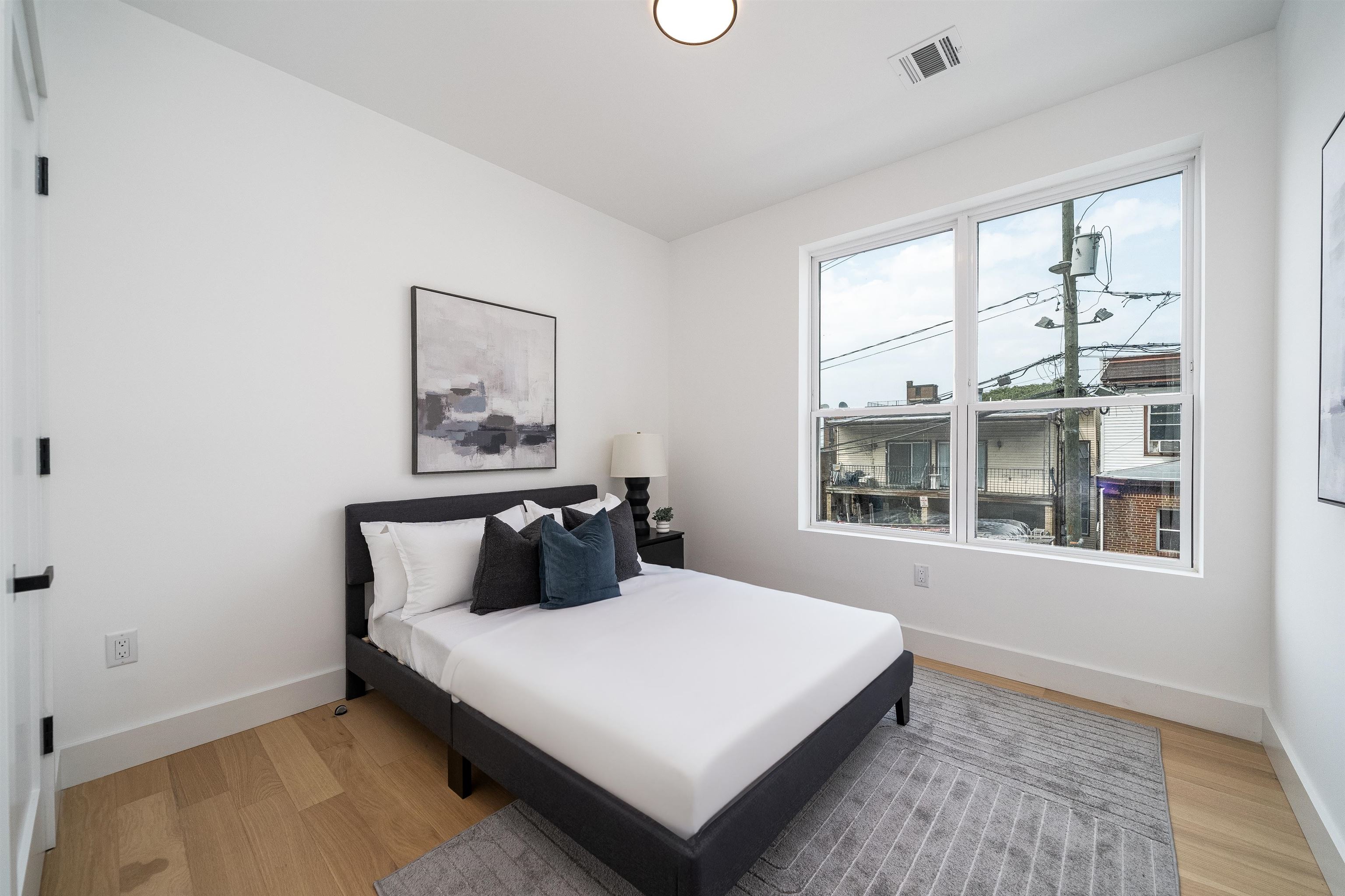 649 38TH ST Unit: 302