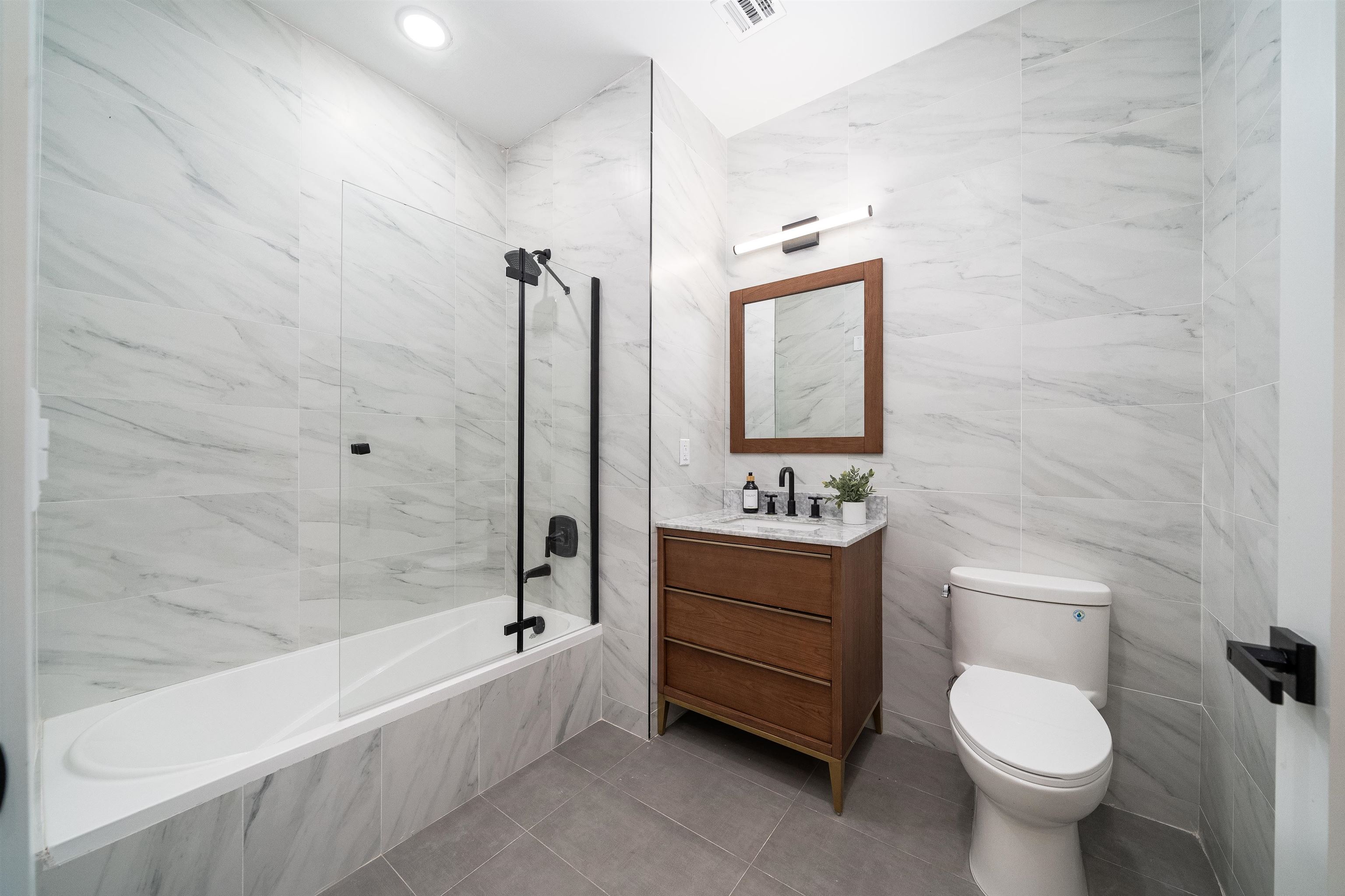 649 38TH ST Unit: 302