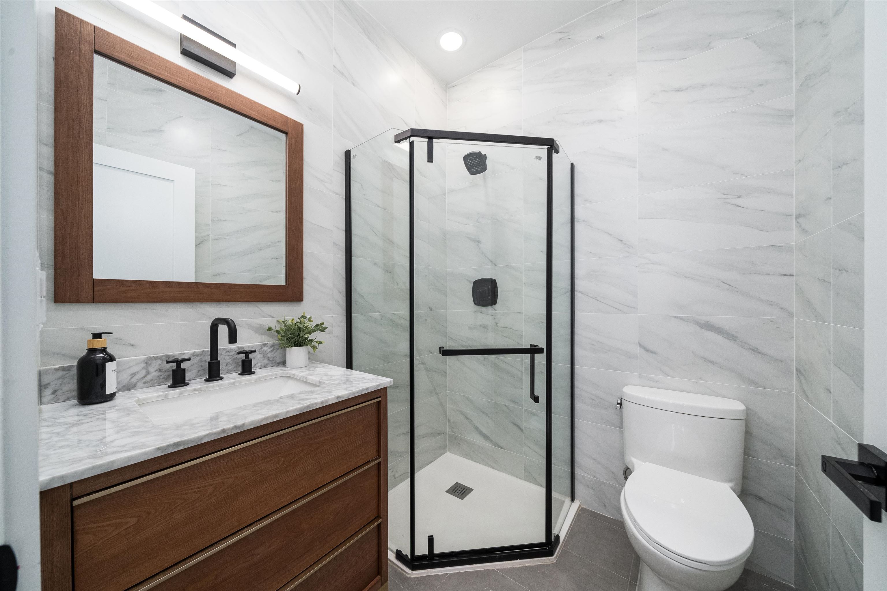 649 38TH ST Unit: 303