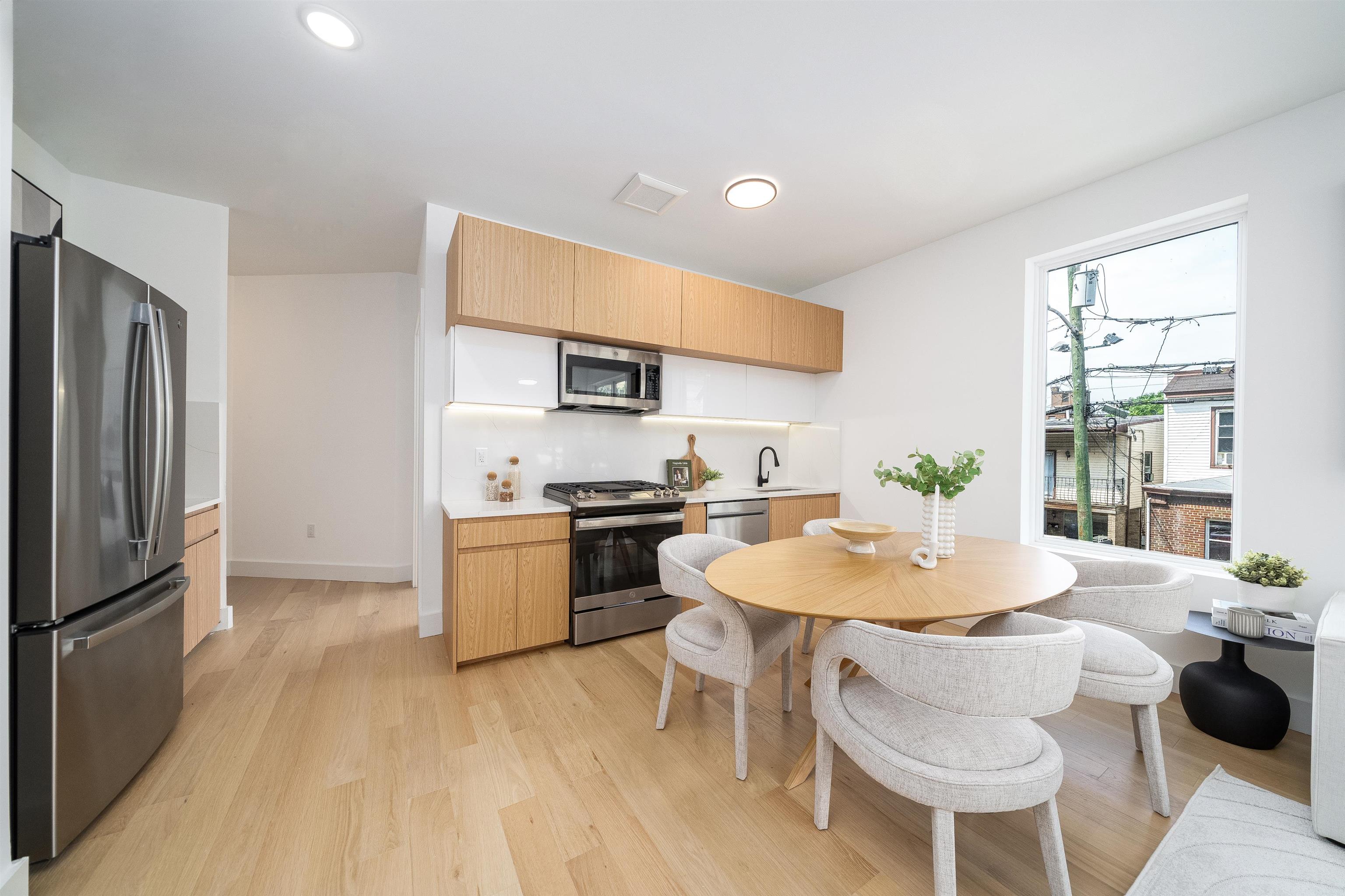 649 38TH ST Unit: 312