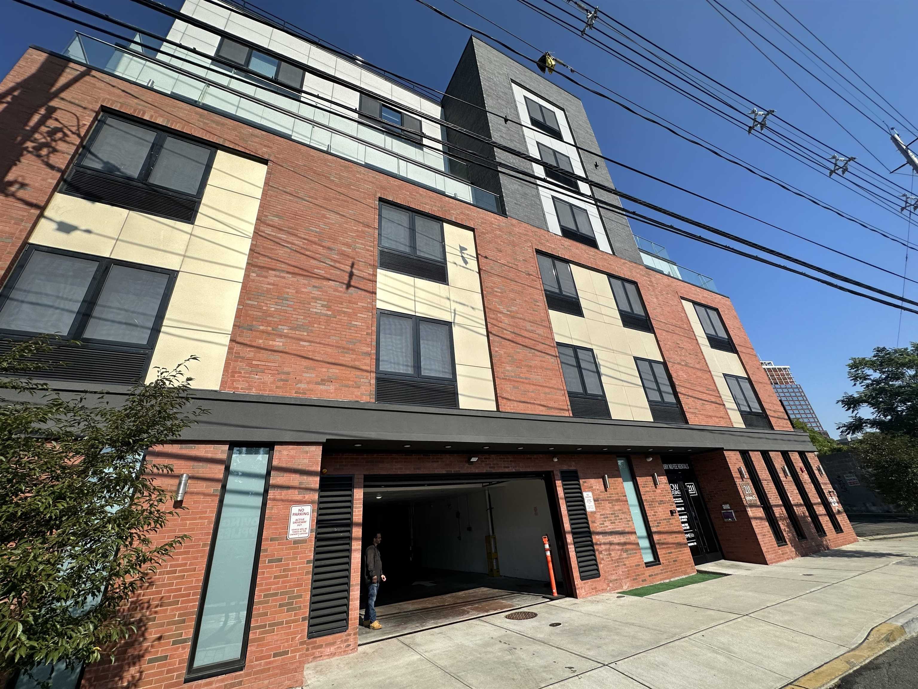 211 BALDWIN AVE Unit: 607