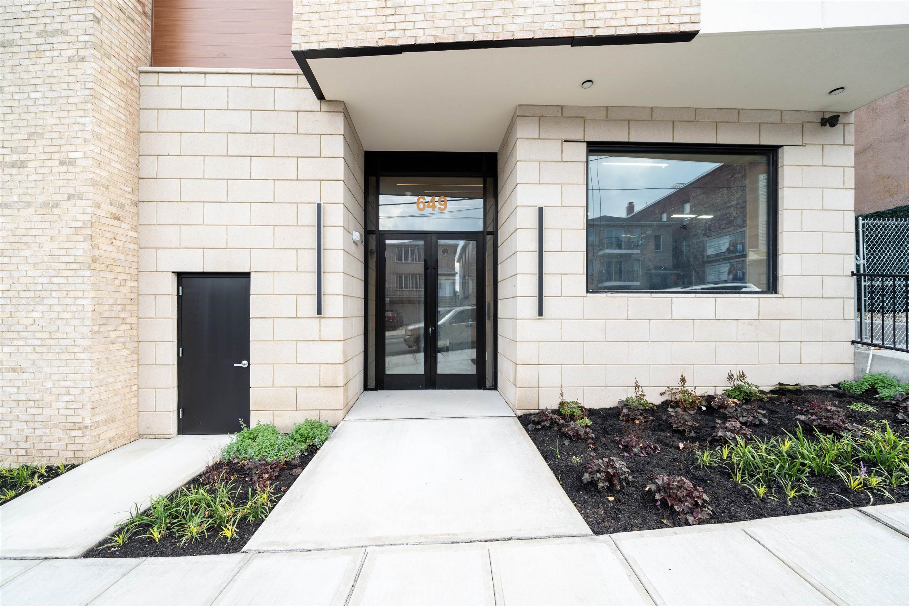 649 38TH ST Unit: 311