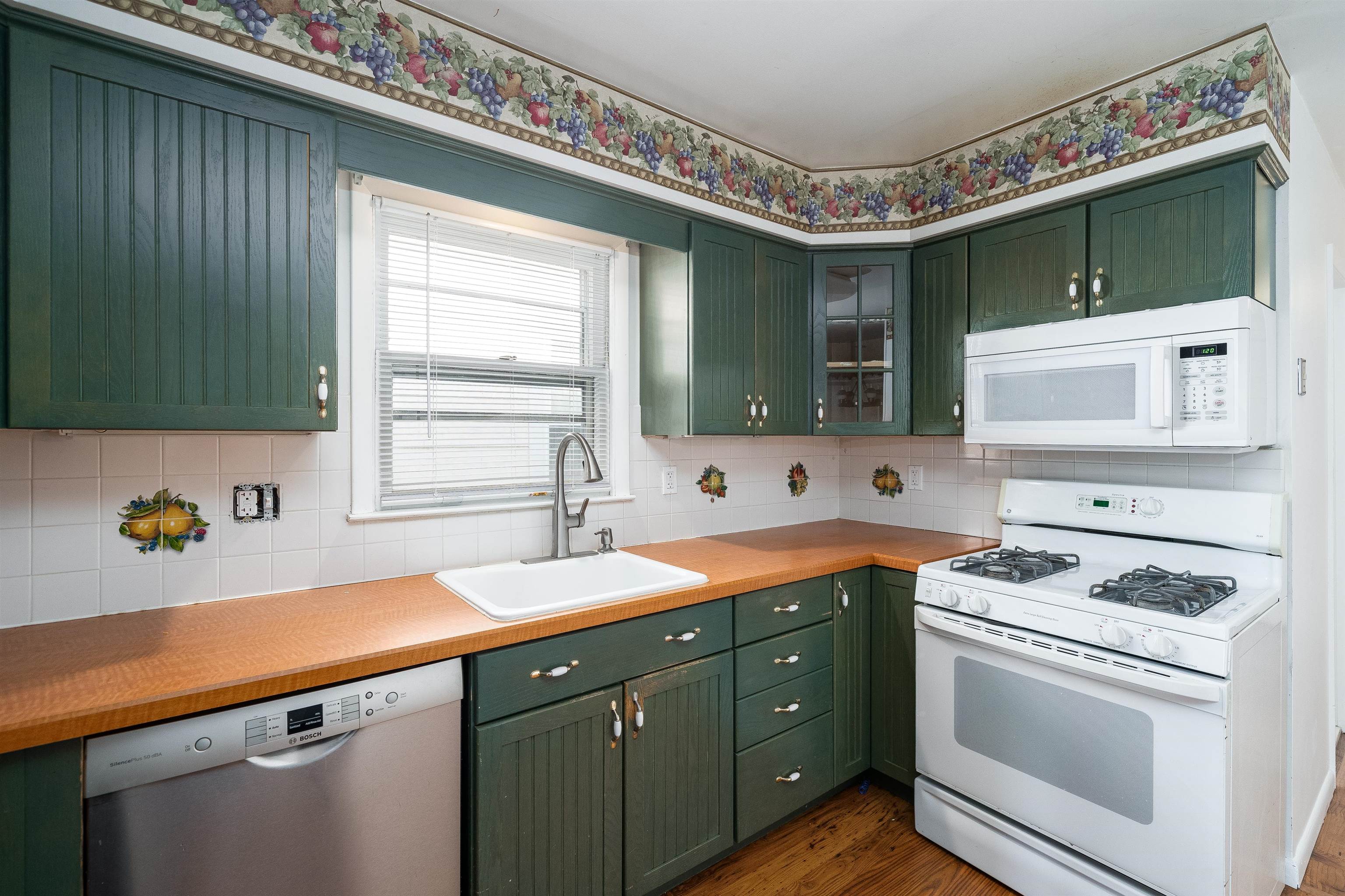 812 1/2 7TH ST Unit: 2