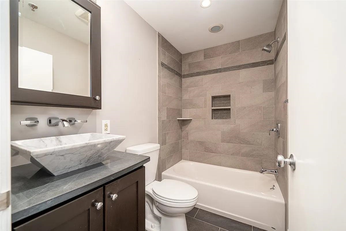 501 ADAMS ST Unit: 3H