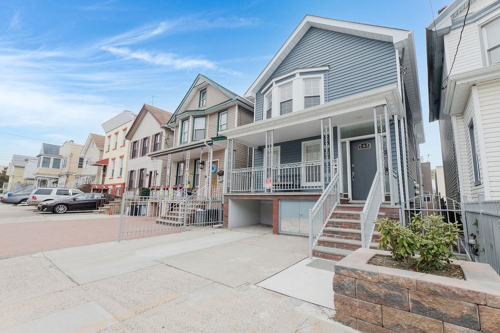 203 PEARSALL AVE