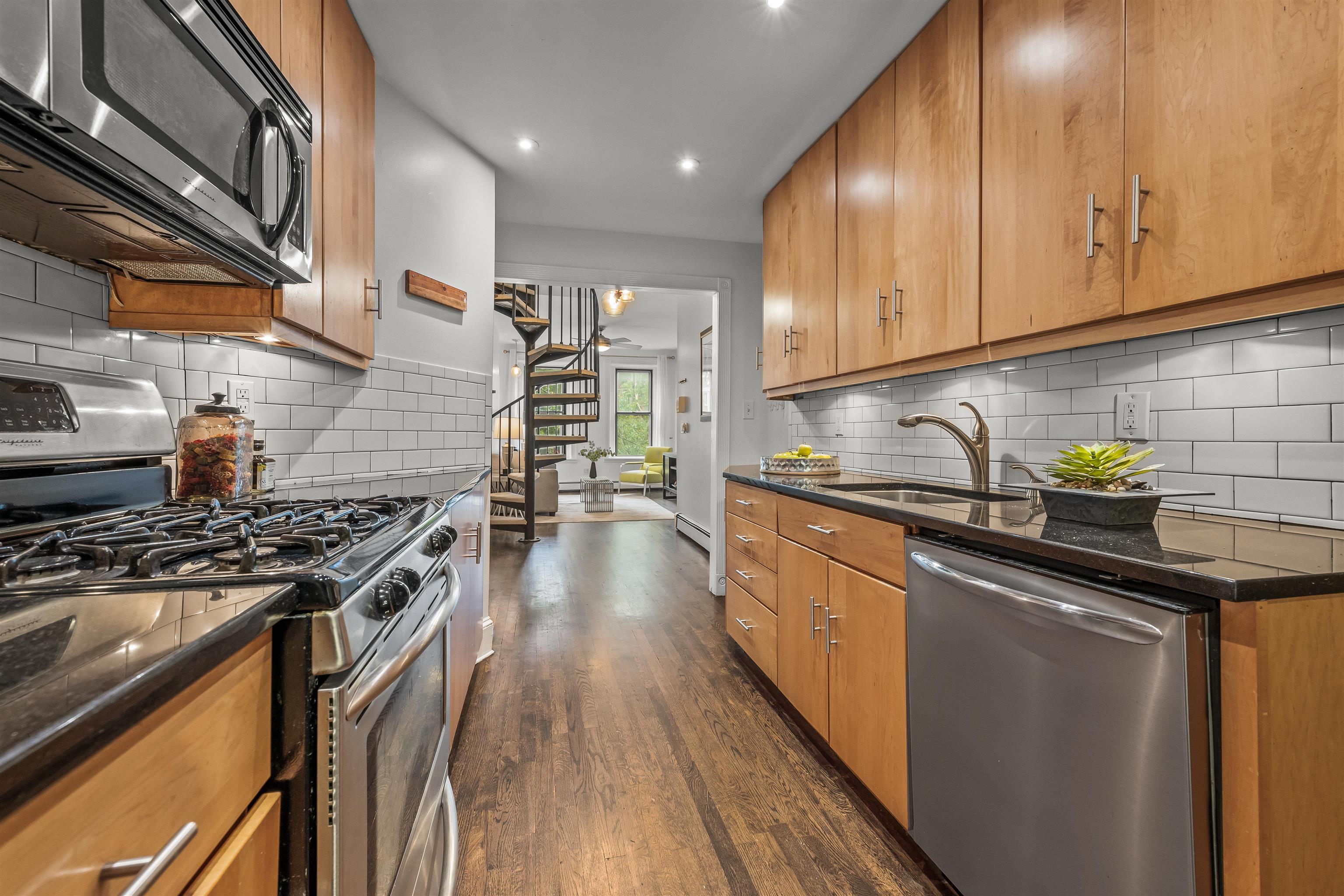 297 PAVONIA AVE Unit: 2A