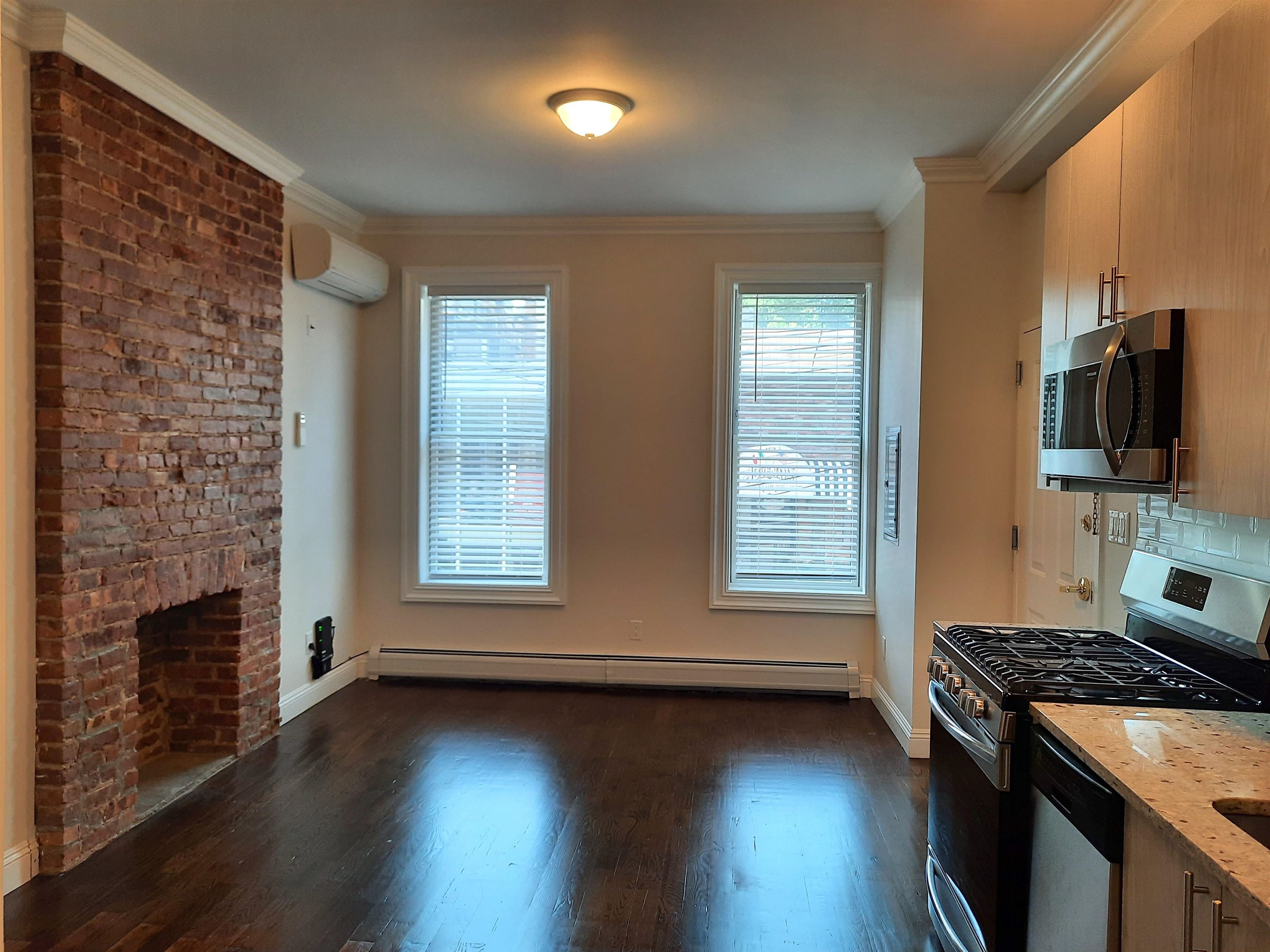 158 6TH ST Unit: 1 (Parlor)