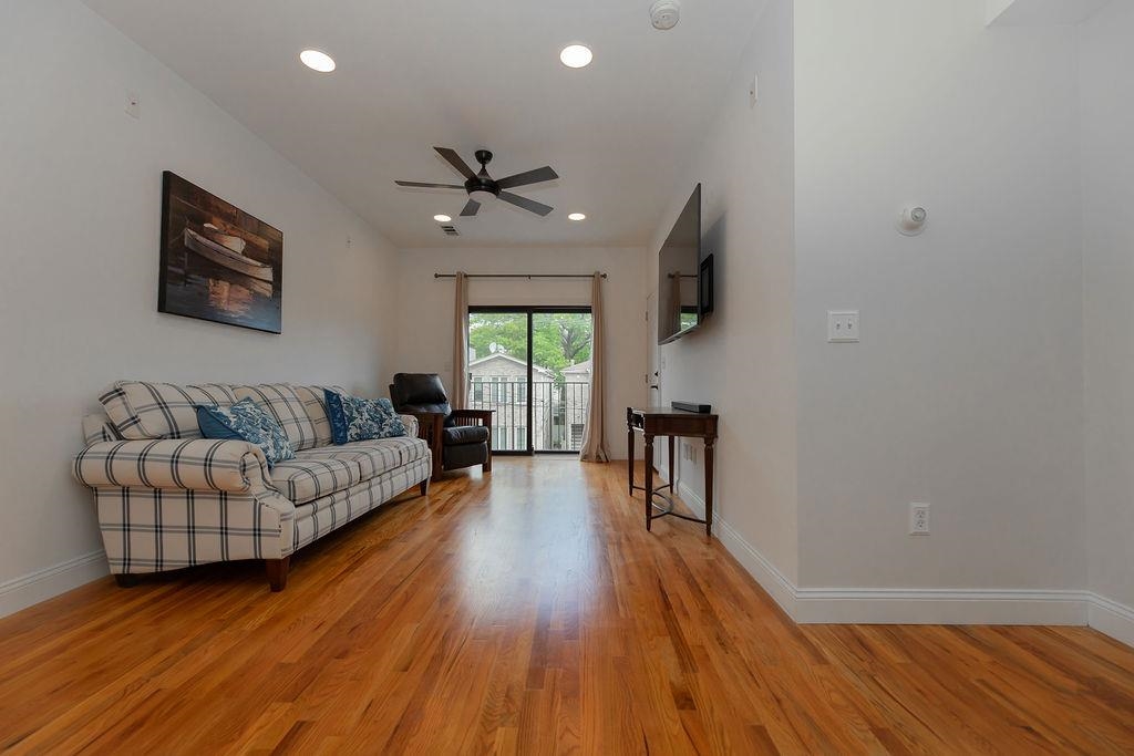 213 NEW YORK AVE Unit: 2
