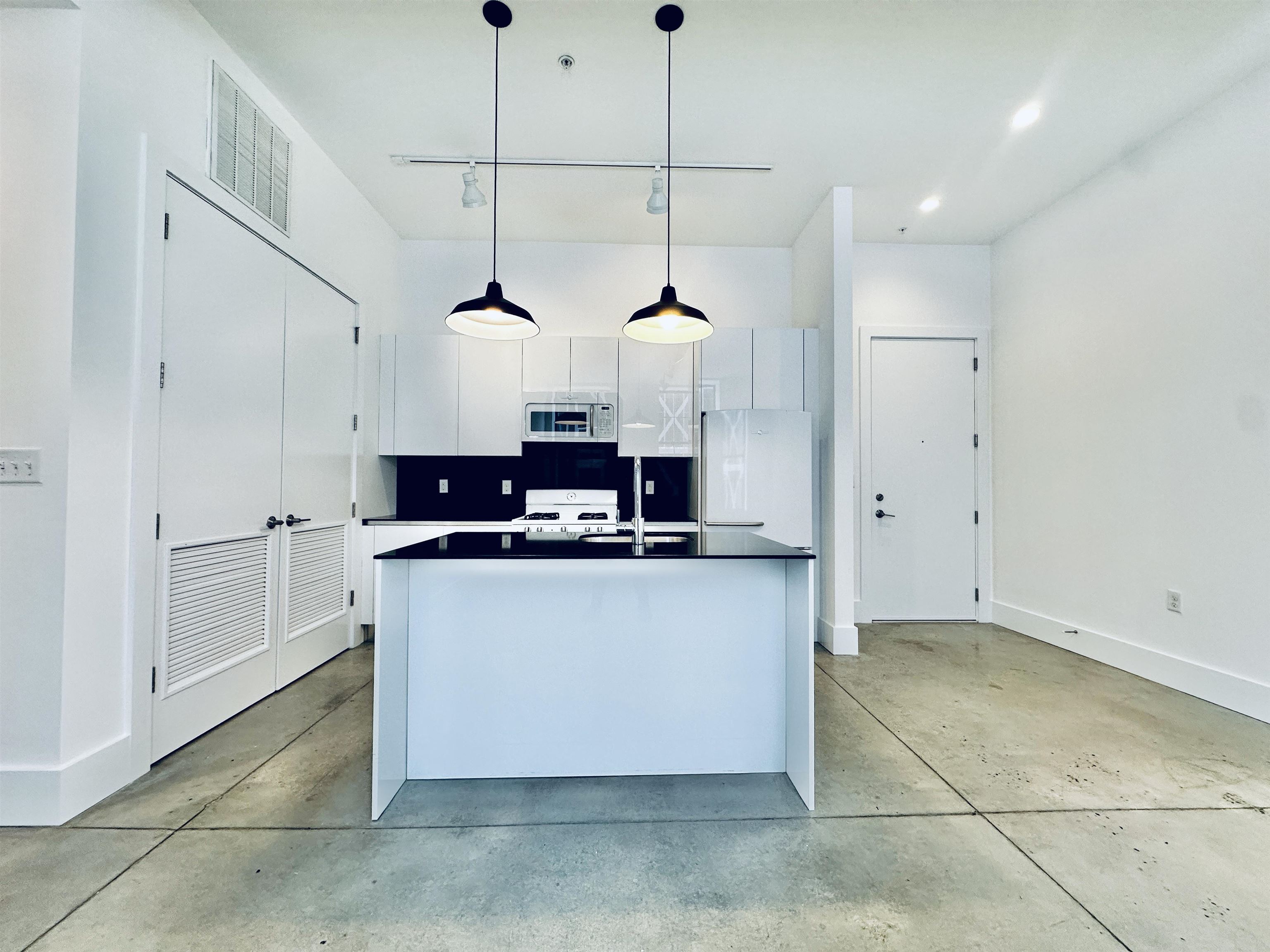 8 ERIE ST Unit: 306
