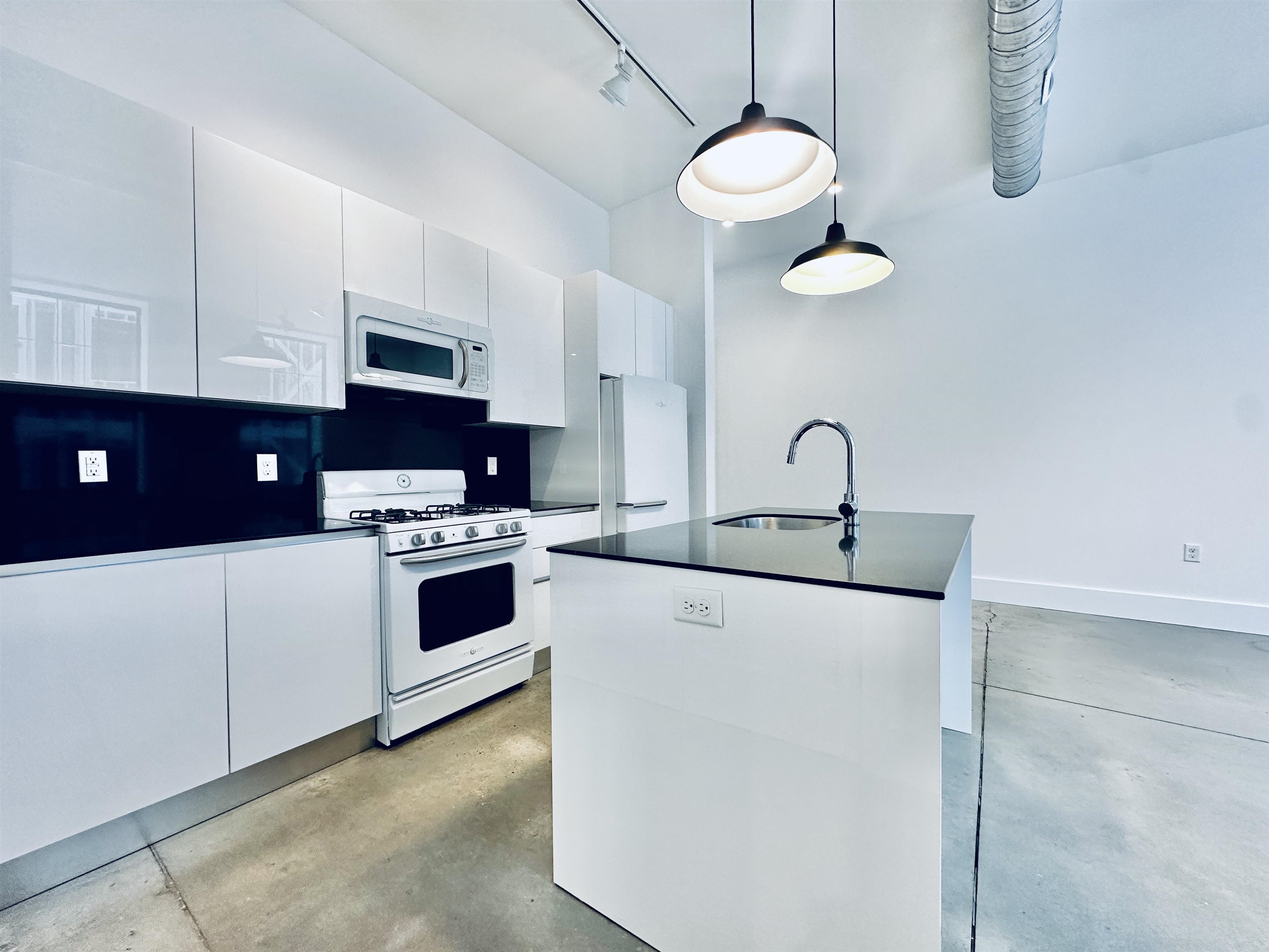 8 ERIE ST Unit: 306