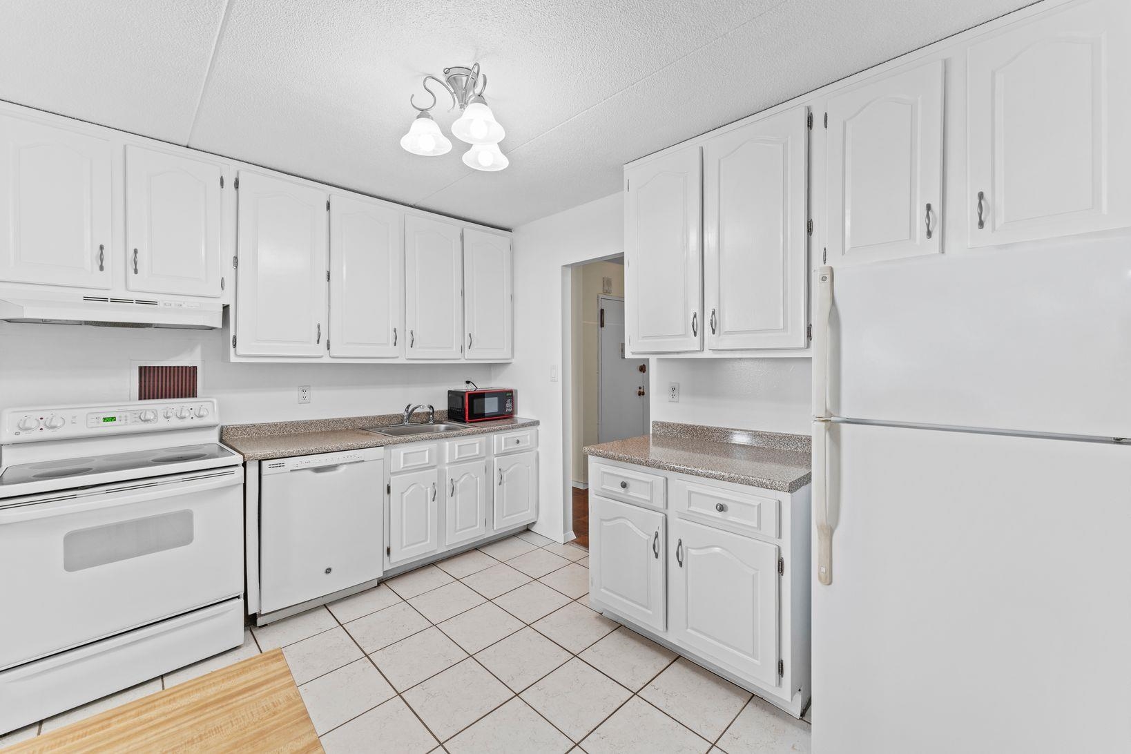 250 GORGE RD Unit: 14J