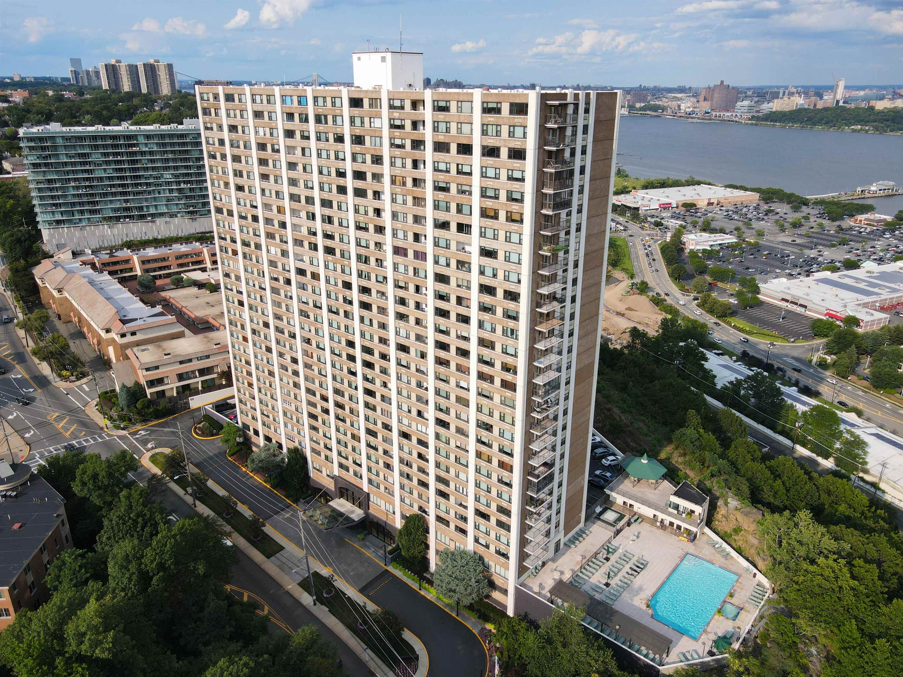 250 GORGE RD Unit: 14J