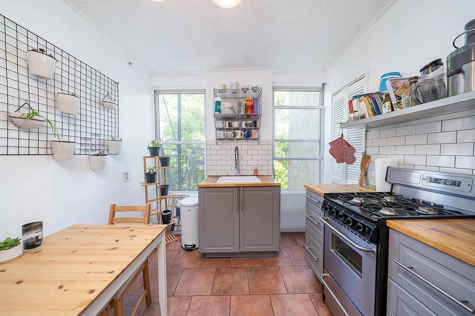 466 MONMOUTH ST Unit: 3R