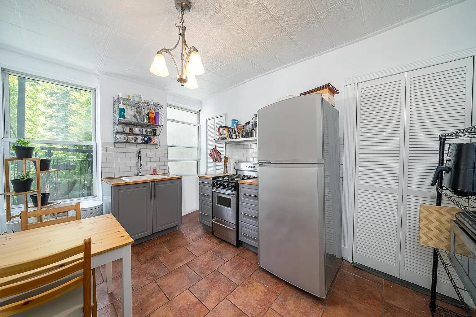 466 MONMOUTH ST Unit: 3R