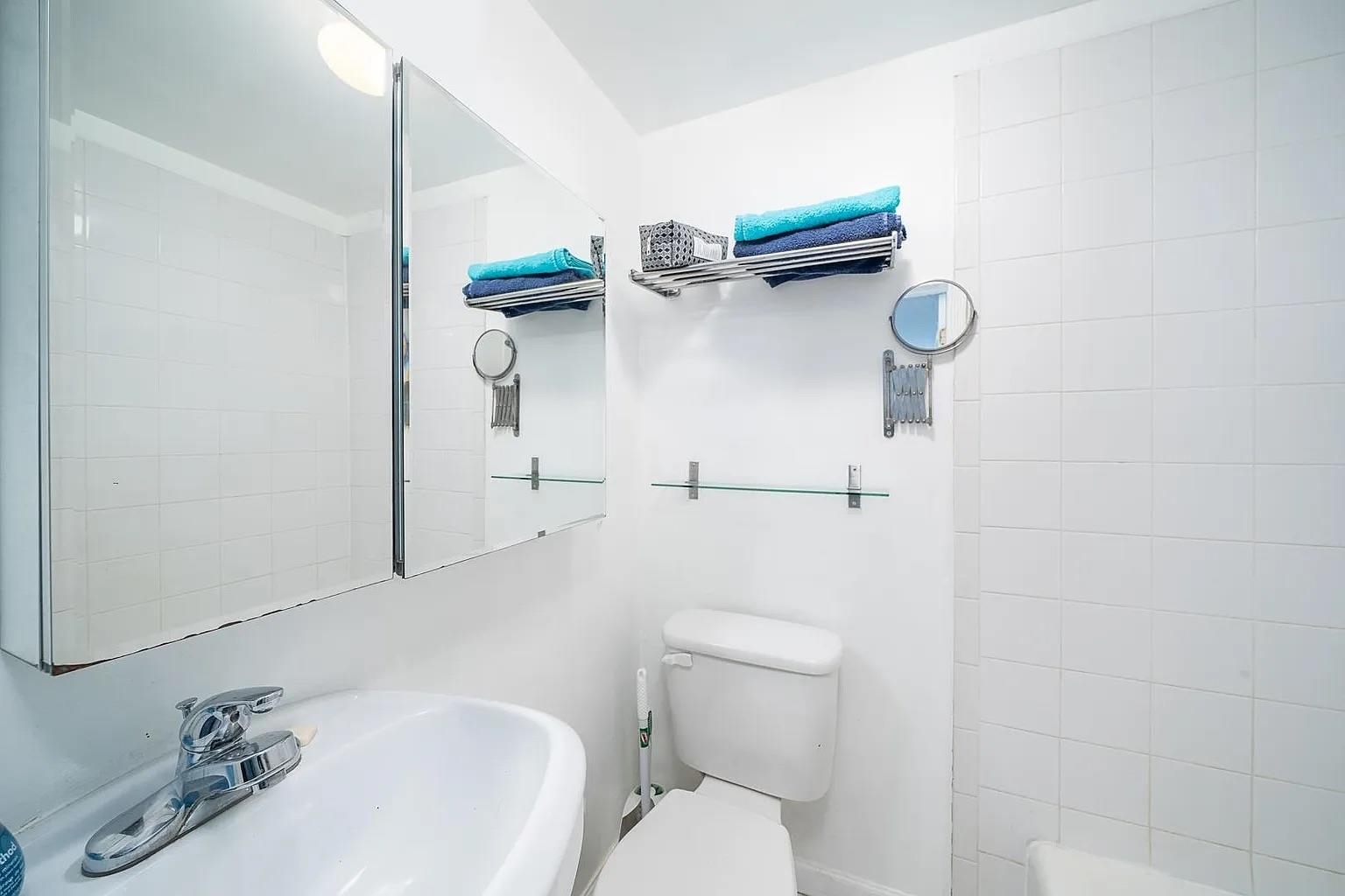 466 MONMOUTH ST Unit: 3R