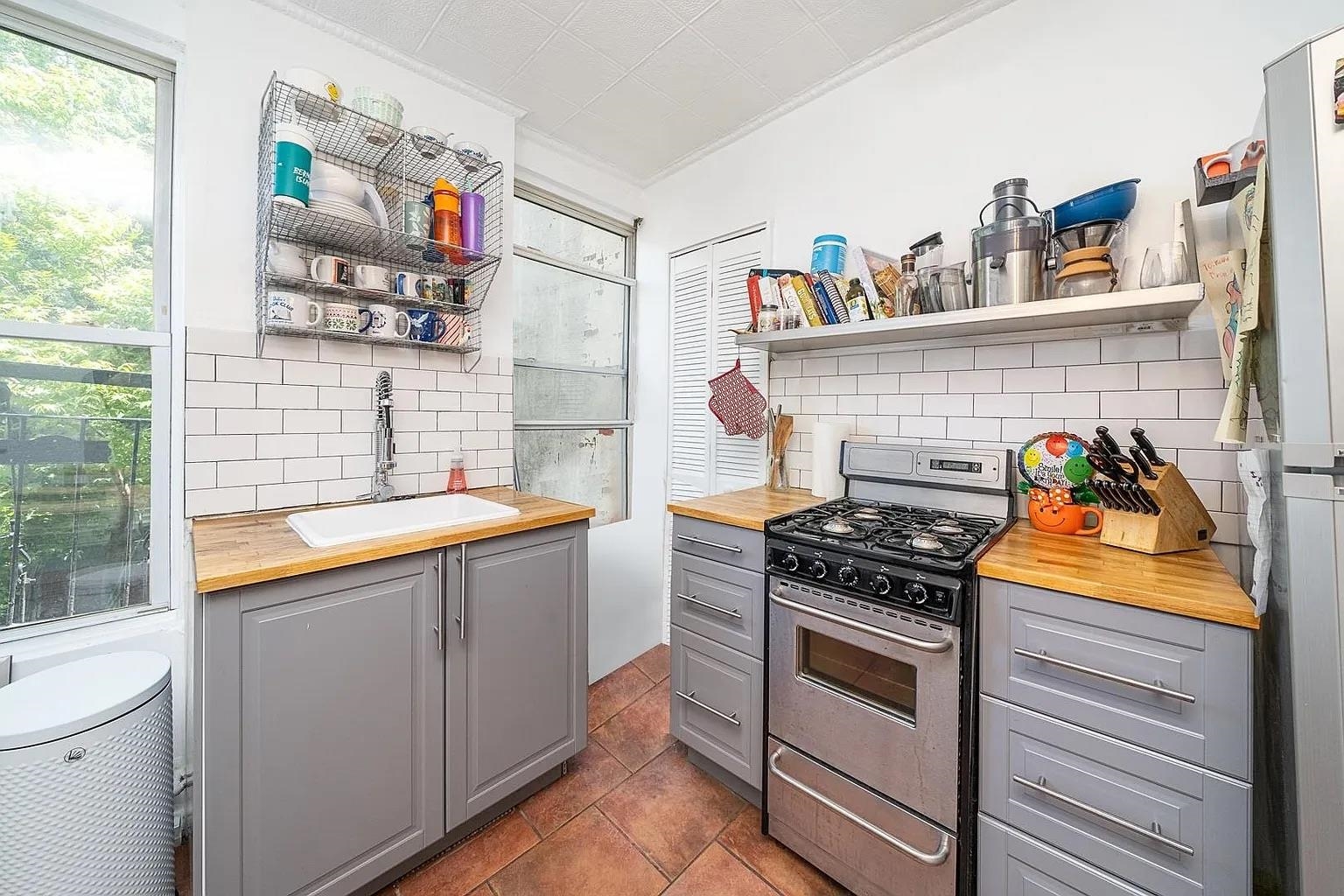 466 MONMOUTH ST Unit: 3R