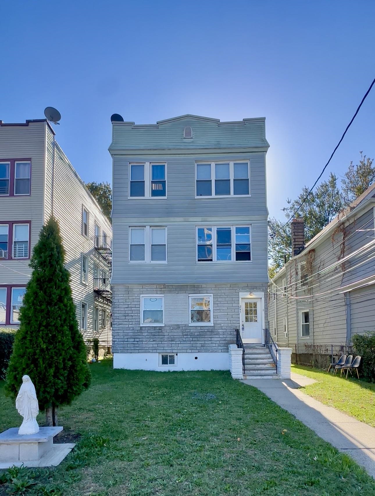 245 DUNCAN AVE Unit: 4