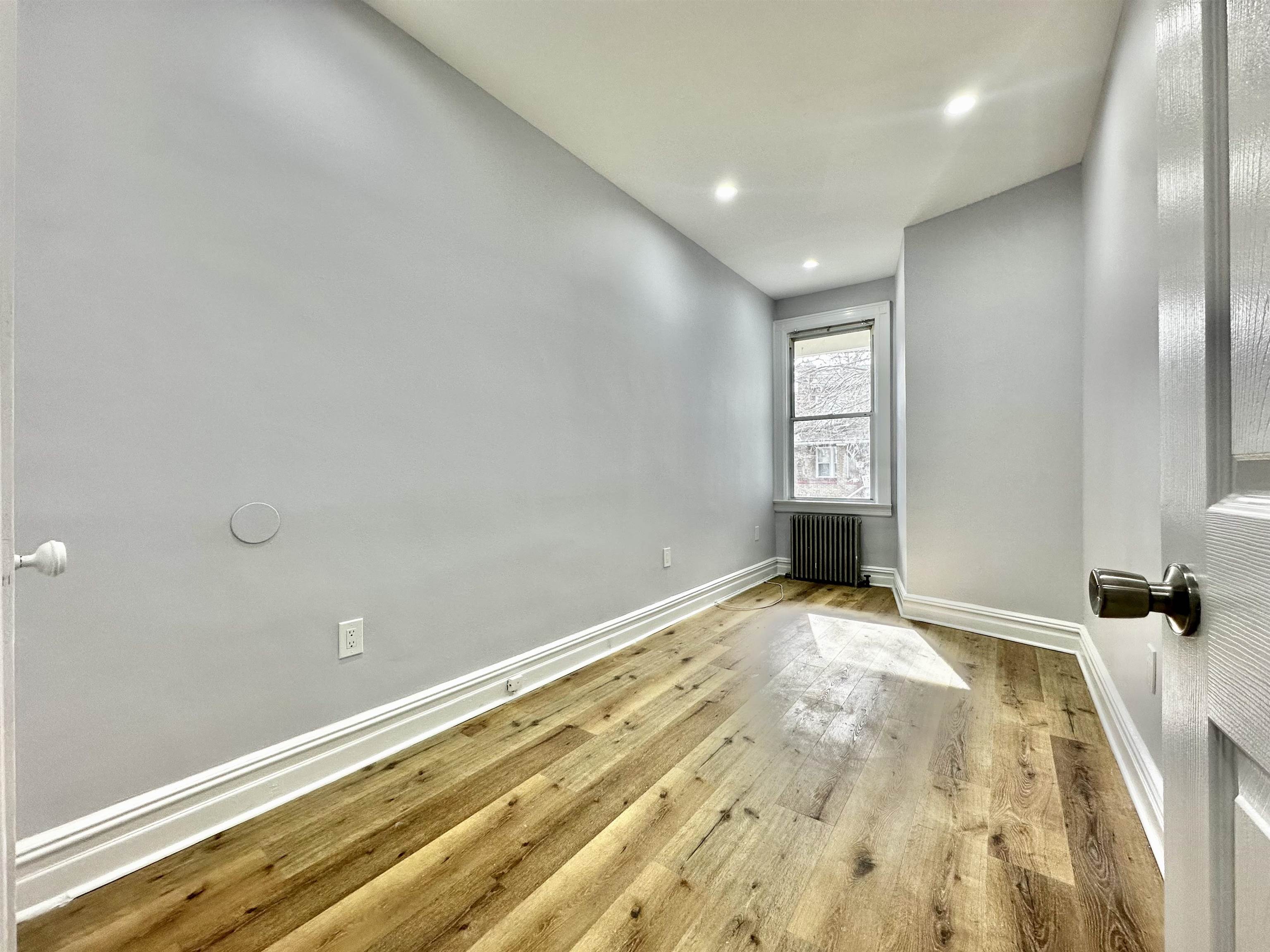 160 VAN NOSTRAND AVE Unit: 1