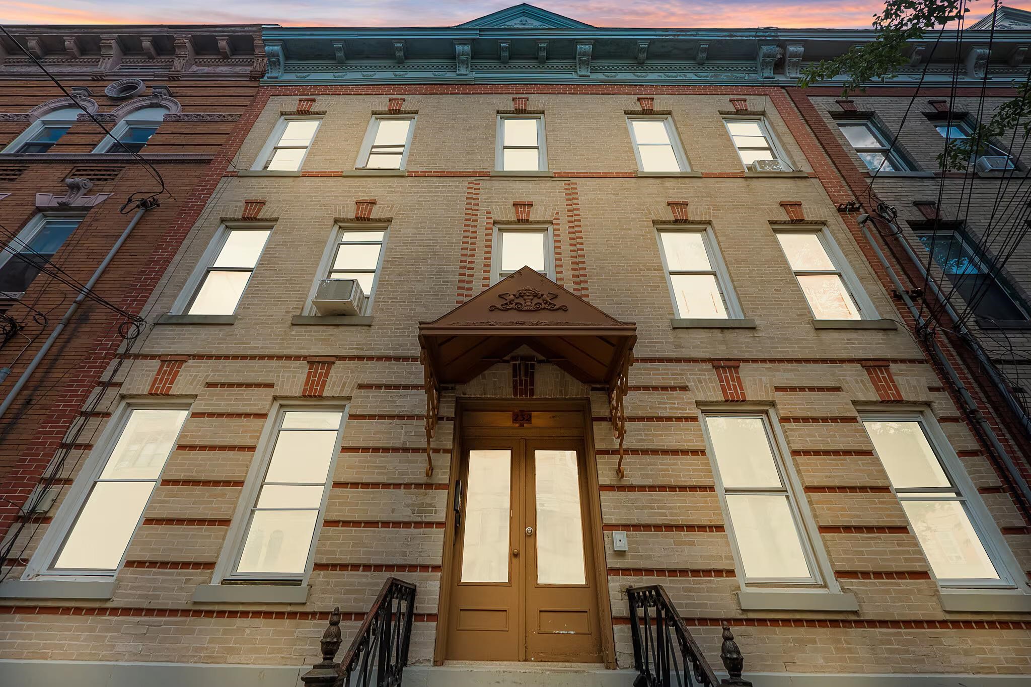 232 VAN HORNE ST Unit: 4