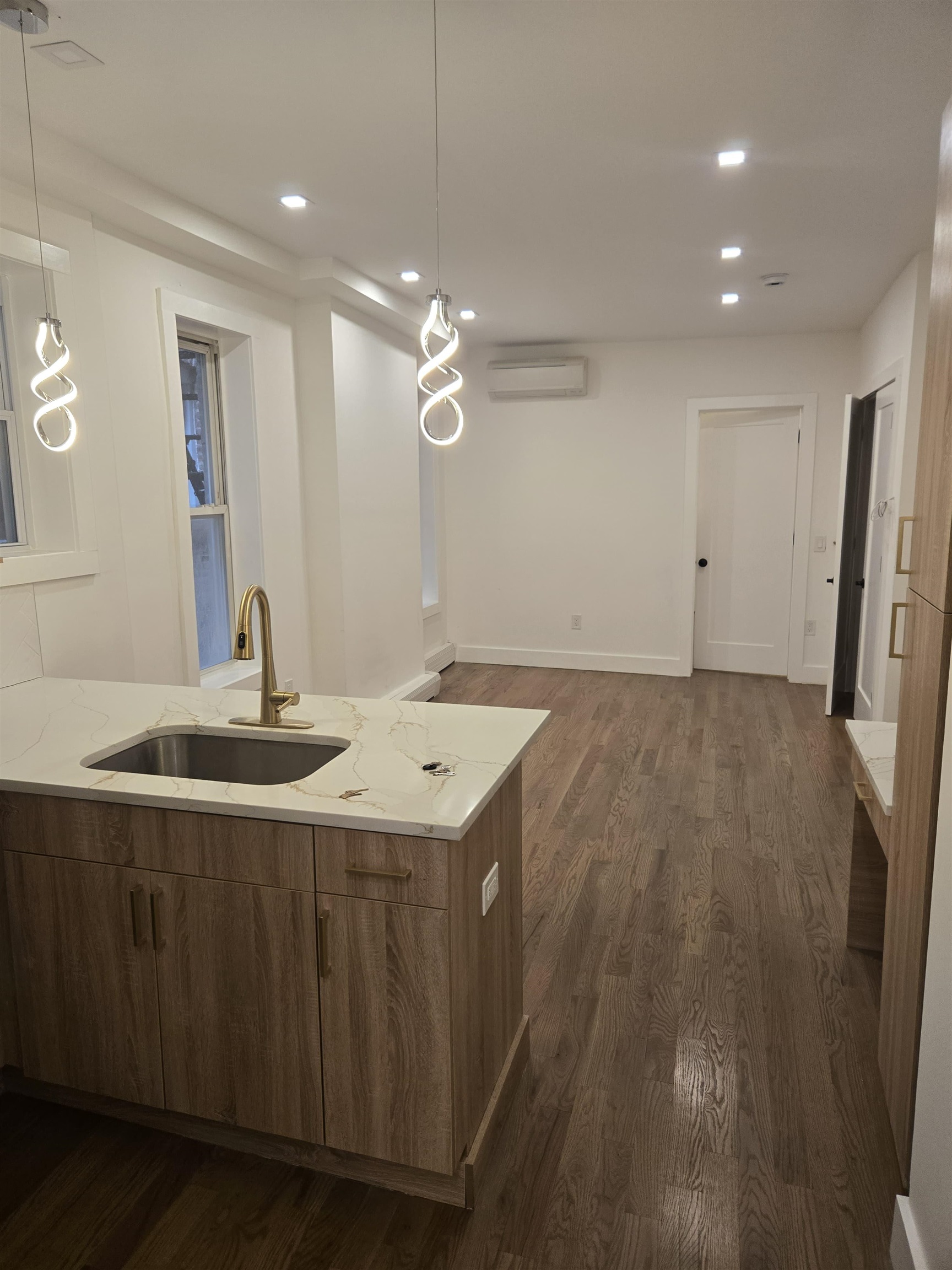 232 VAN HORNE ST Unit: 4